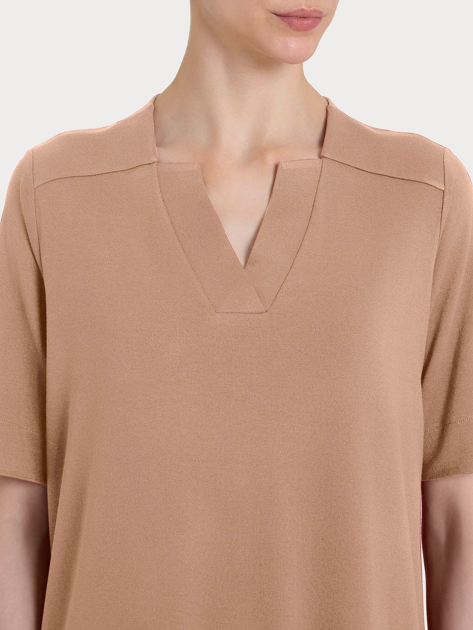 Maglietta con scollo a V in jersey di viscosa crêpe - Warm Taupe - Image 3