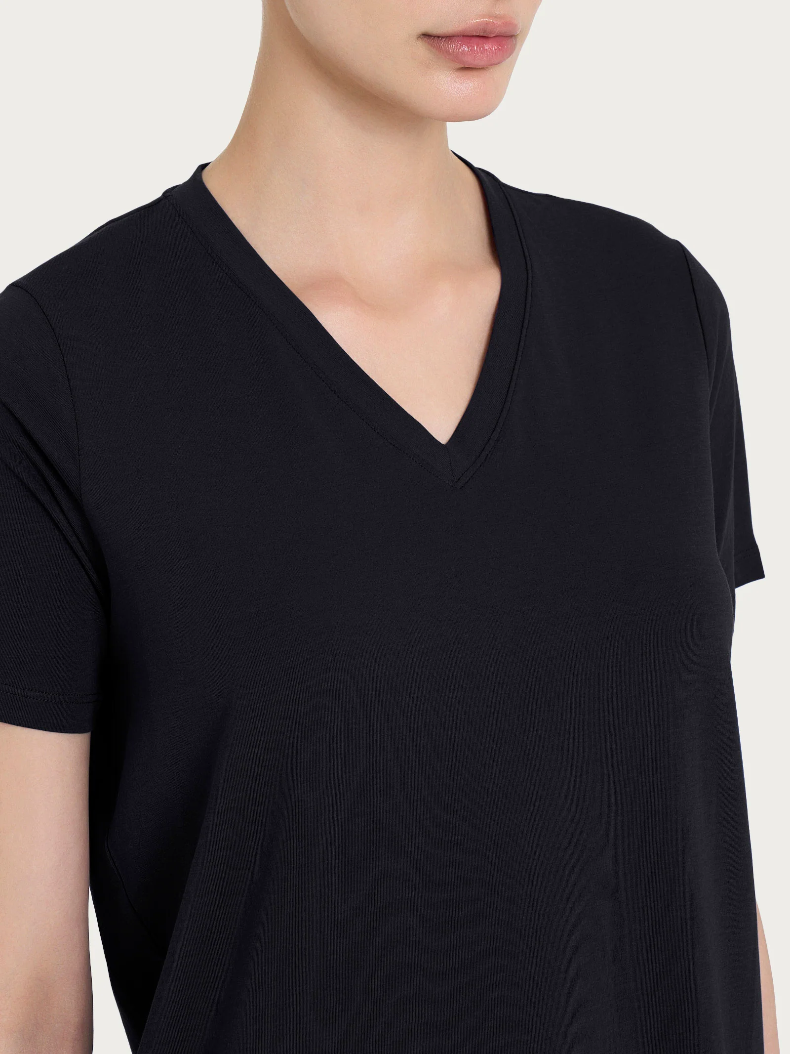 Maglietta con Scollo a V in Ultralight - Nero - Image 3