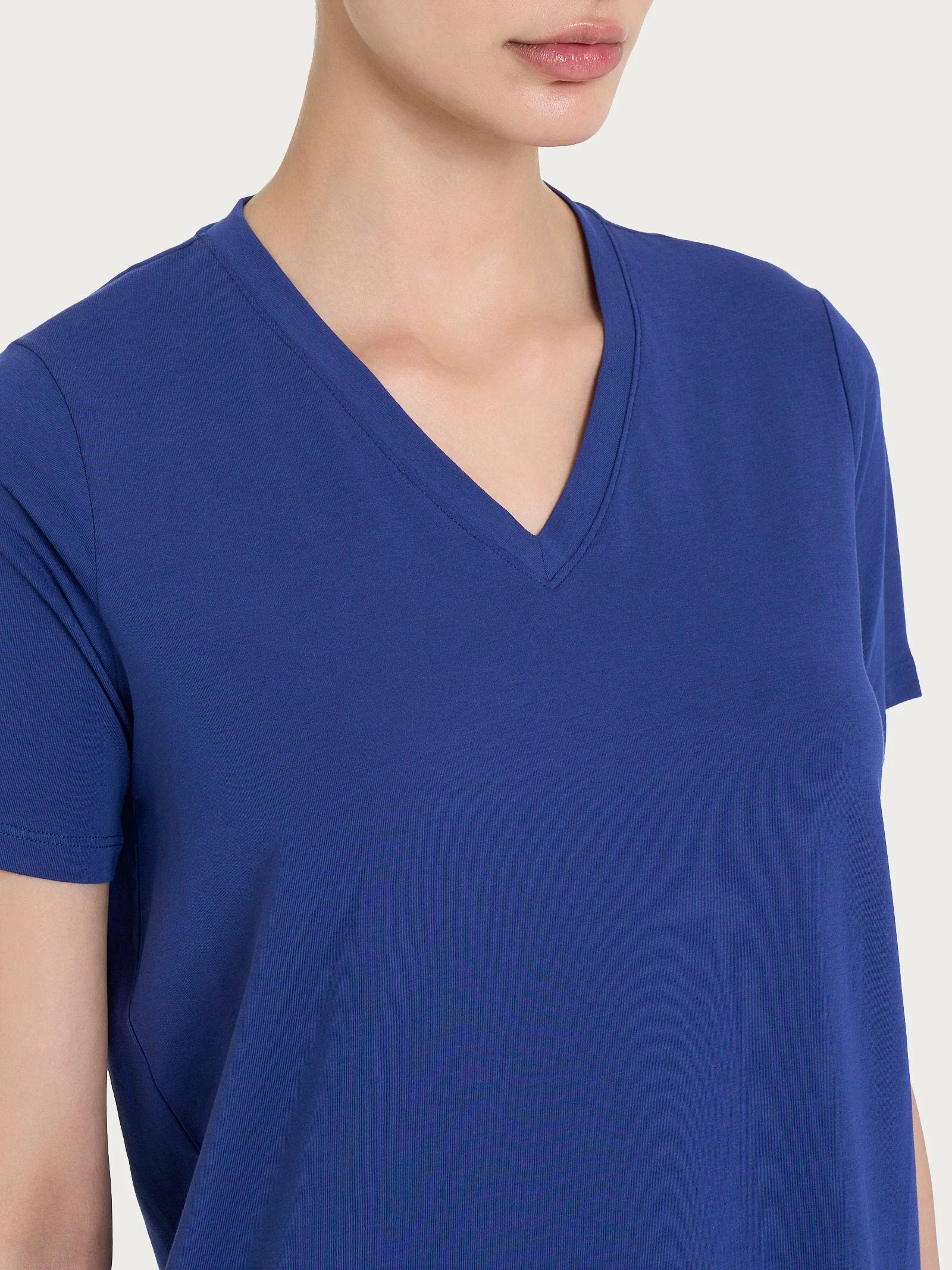 Maglietta con Scollo a V in Ultralight - Blueberry - Image 3