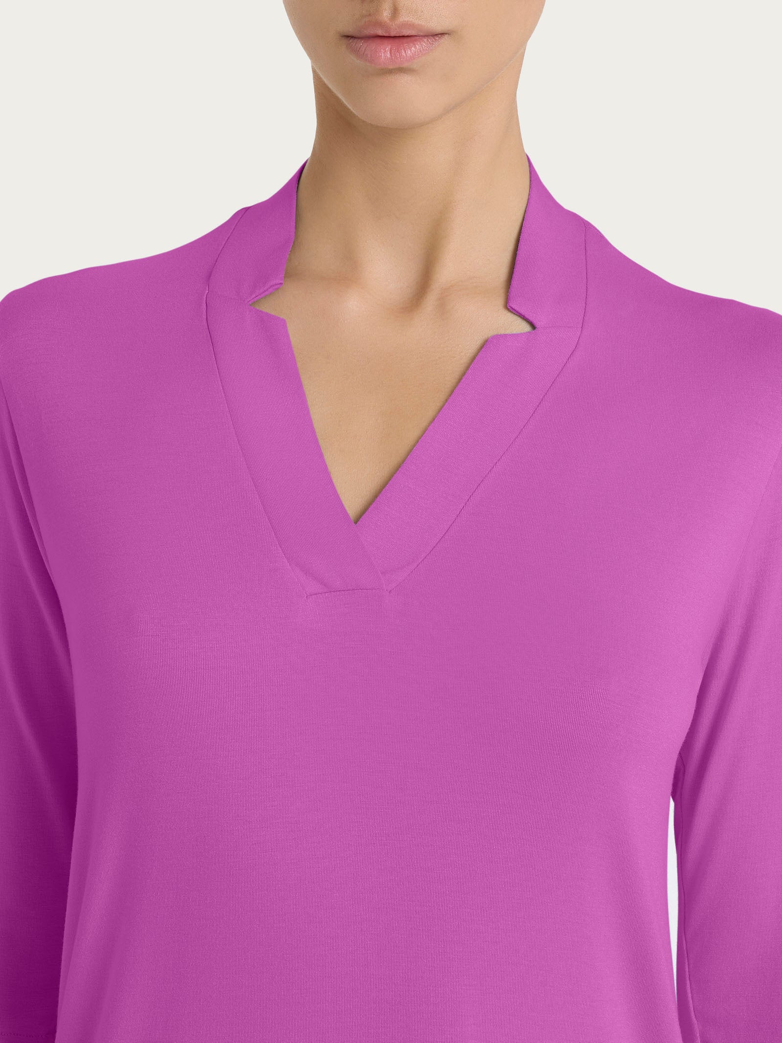 Maglietta con scollo a V in Viscosa Summer - Cattleya Orchid - Image 3