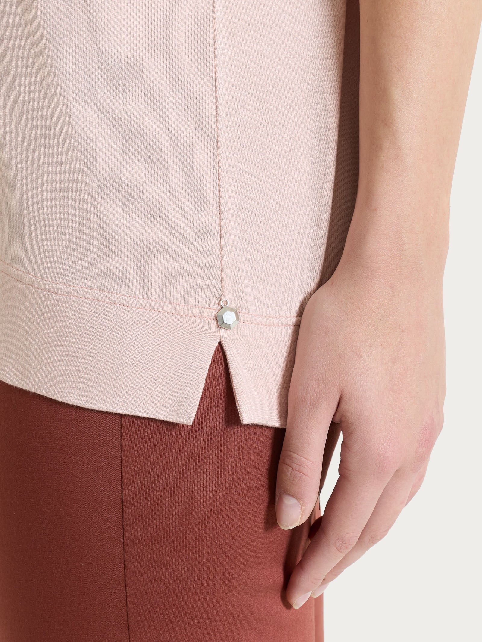 Maglietta con scollo a V in Viscosa Summer - Cameo Rose - Image 3