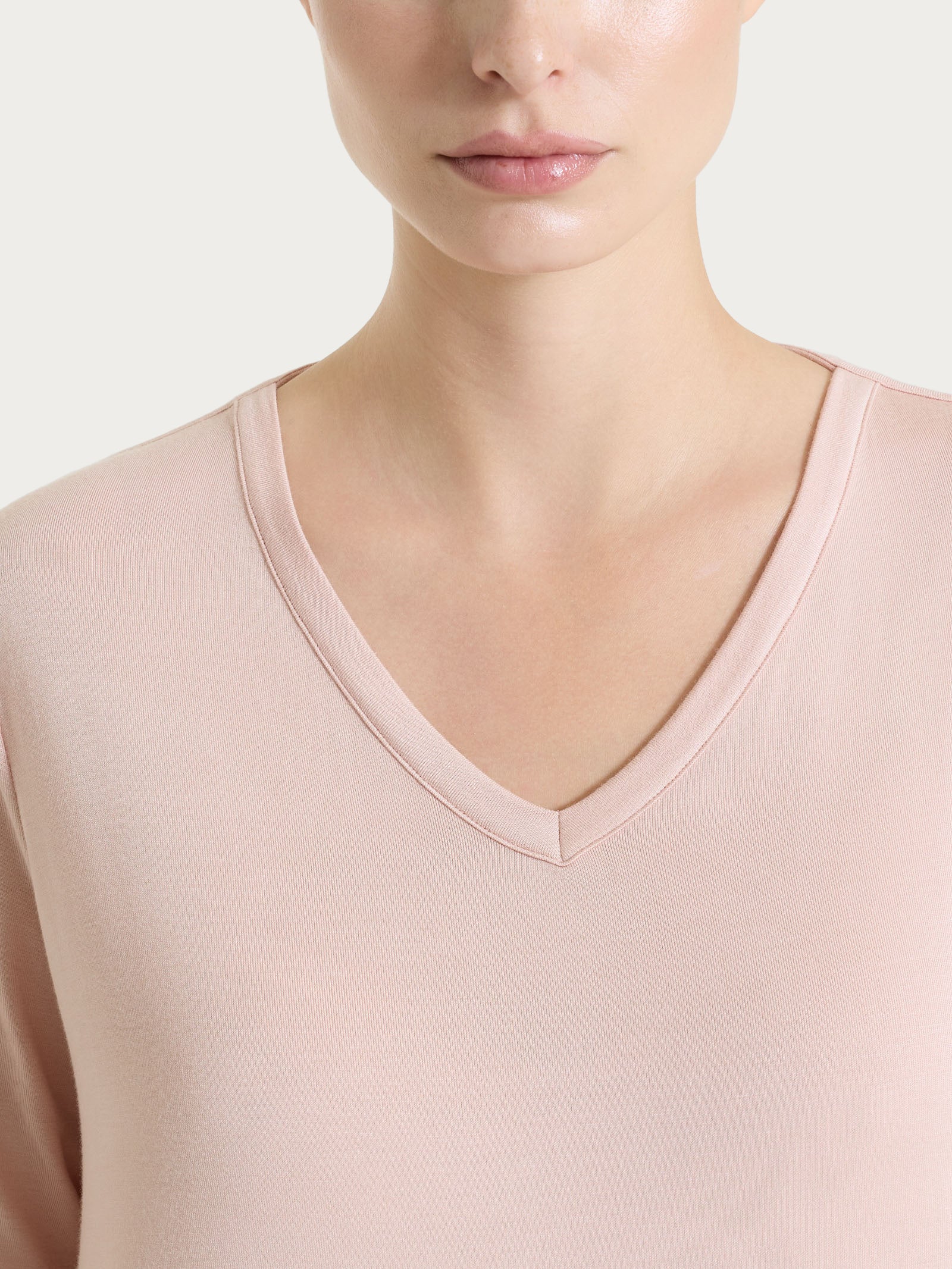 Maglietta con scollo a V in Viscosa Summer - Cameo Rose - Image 4