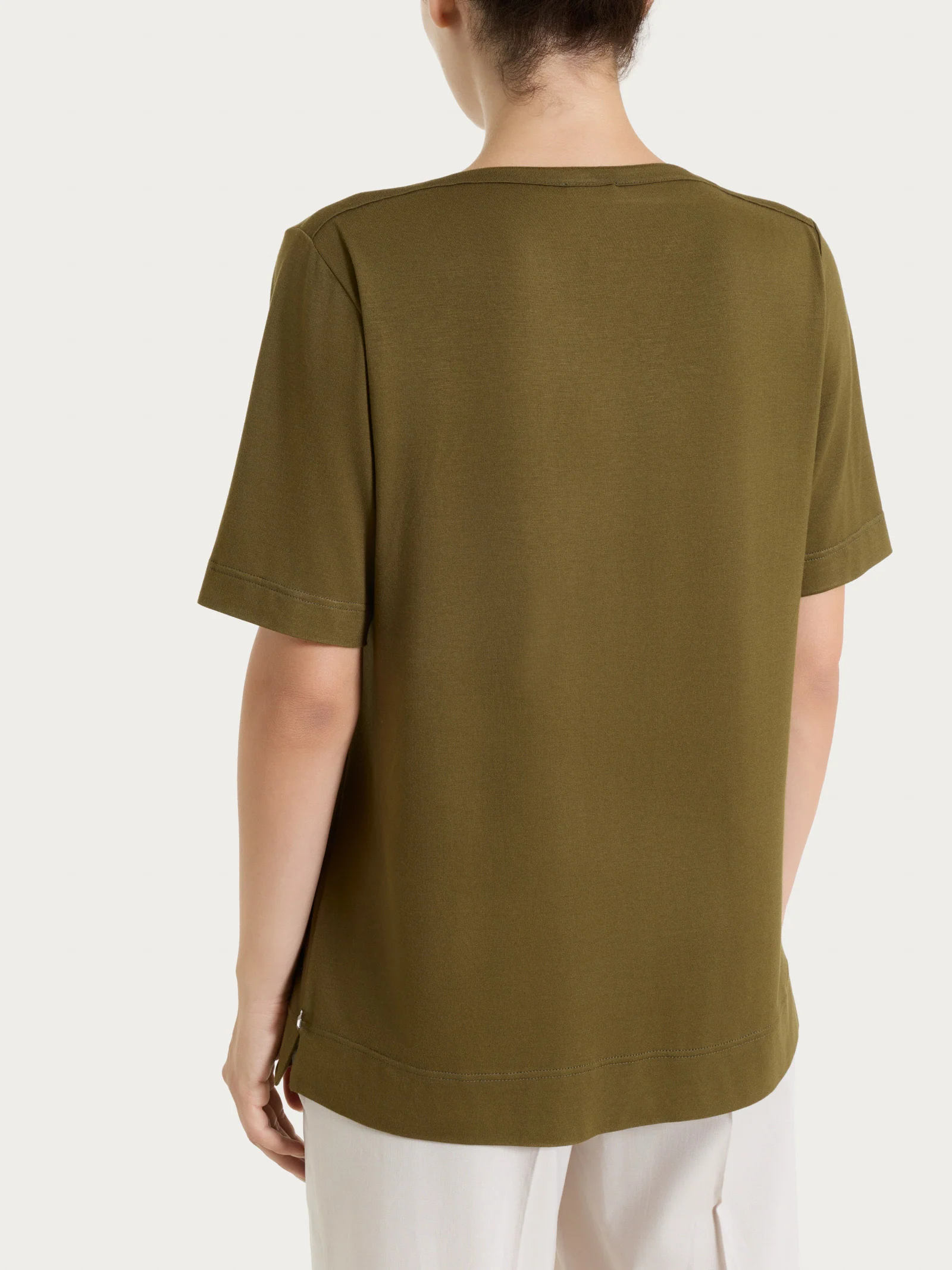 Maglietta con scollo a V in Viscosa Summer - Dark Olive - Image 2