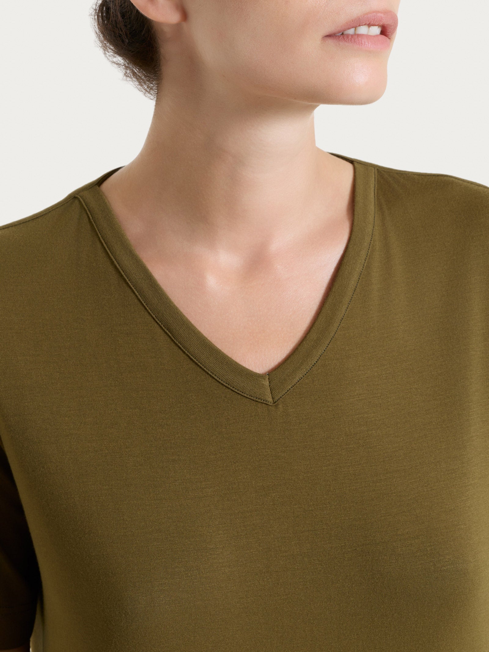 Maglietta con scollo a V in Viscosa Summer - Dark Olive - Image 4
