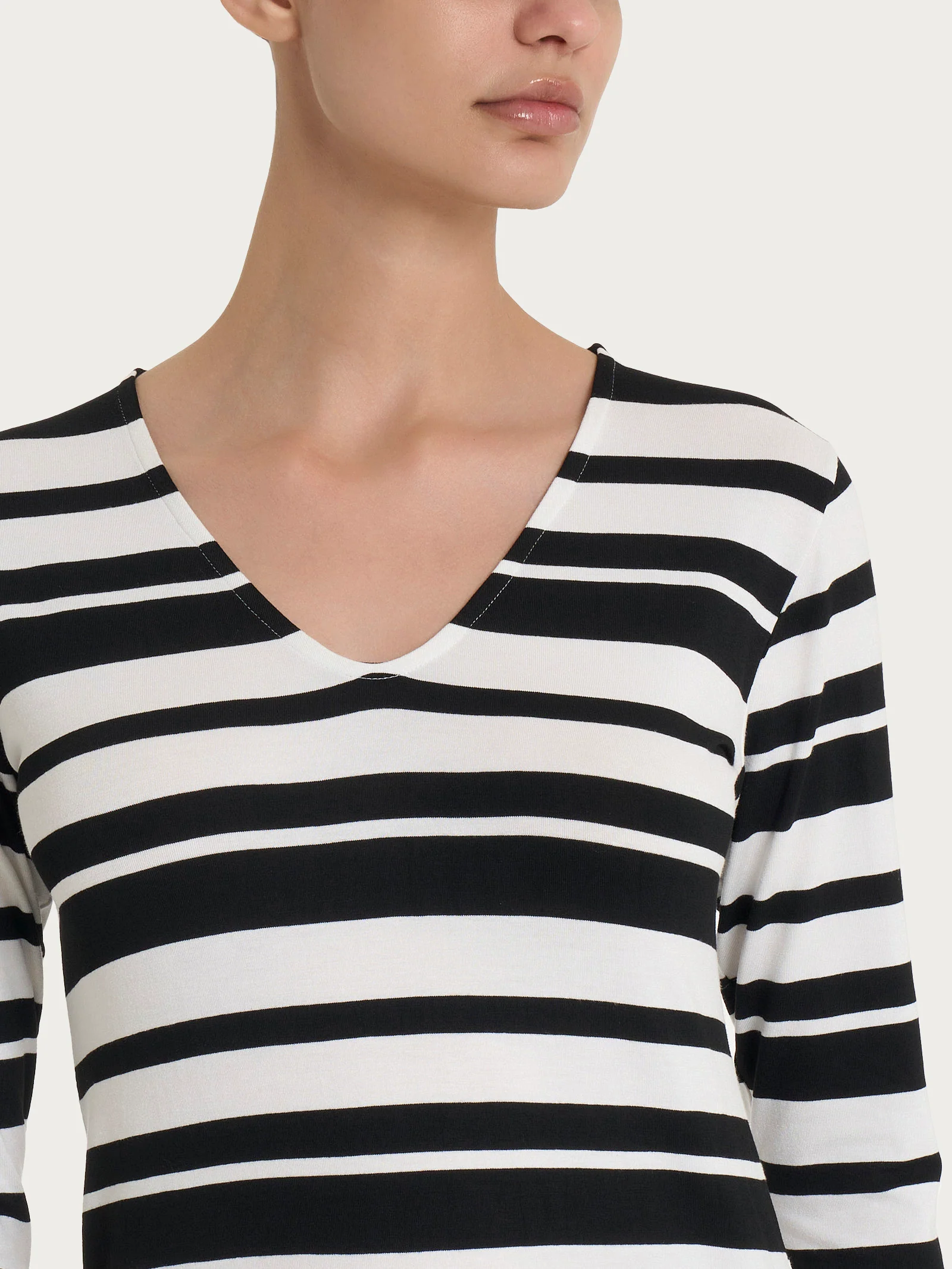 Maglietta con stripes e scollo a V in Viscosa Summer  - Fant. Nero Riga Alternata - Image 3
