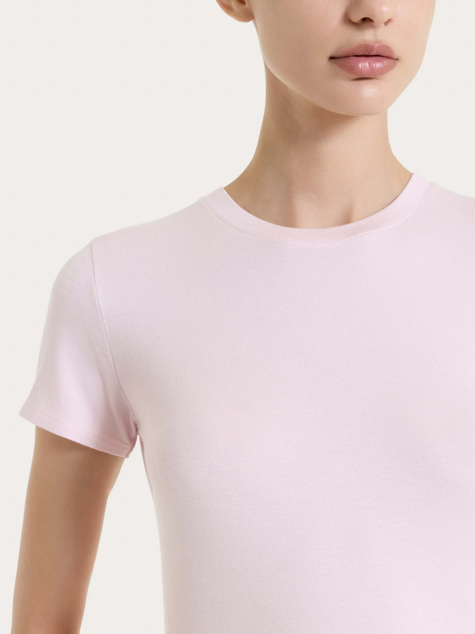 Maglietta girocollo chiuso in Ultralight - Pale Lilac - Image 4