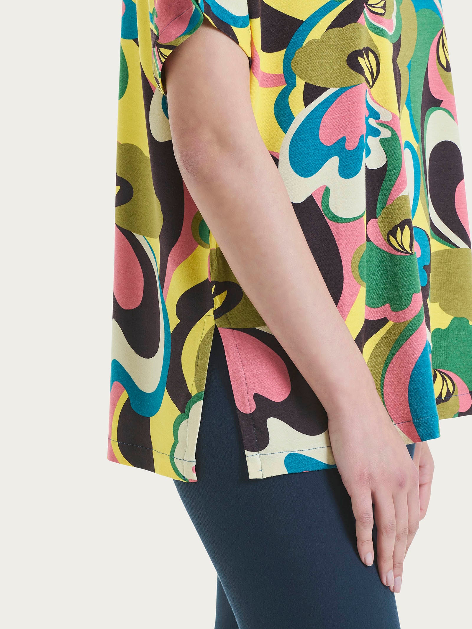 Maglietta girocollo con geometric pattern in Viscosa Summer  - Fant. Crystal Teal - Image 3
