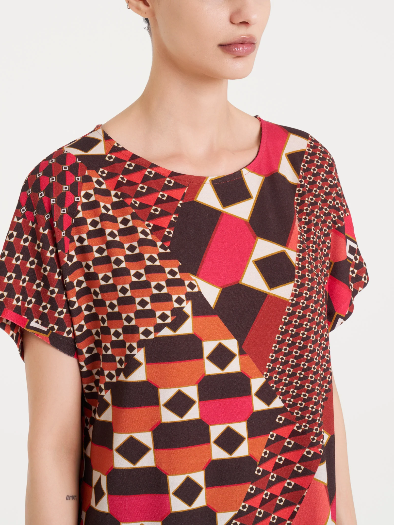 Maglietta girocollo con geometric pattern in Viscosa Summer  - Fant. Spice Route - Image 3
