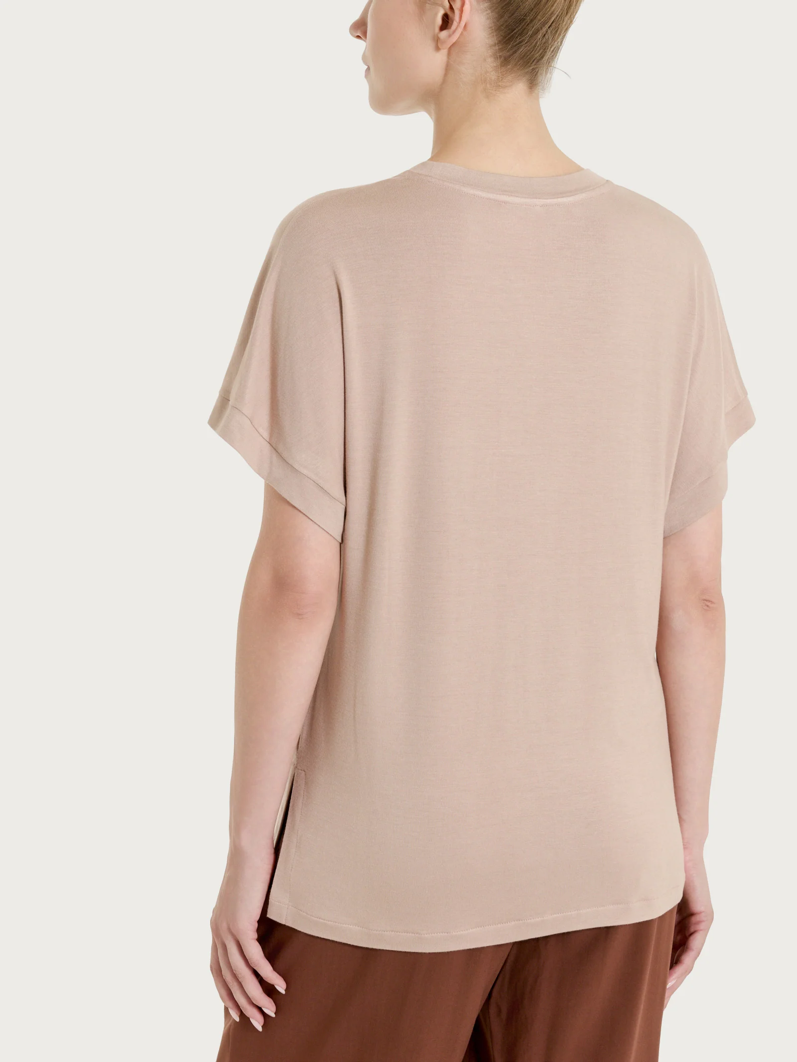 Maglietta girocollo con occhielli in Viscosa Summer  - Warm Taupe - Image 2