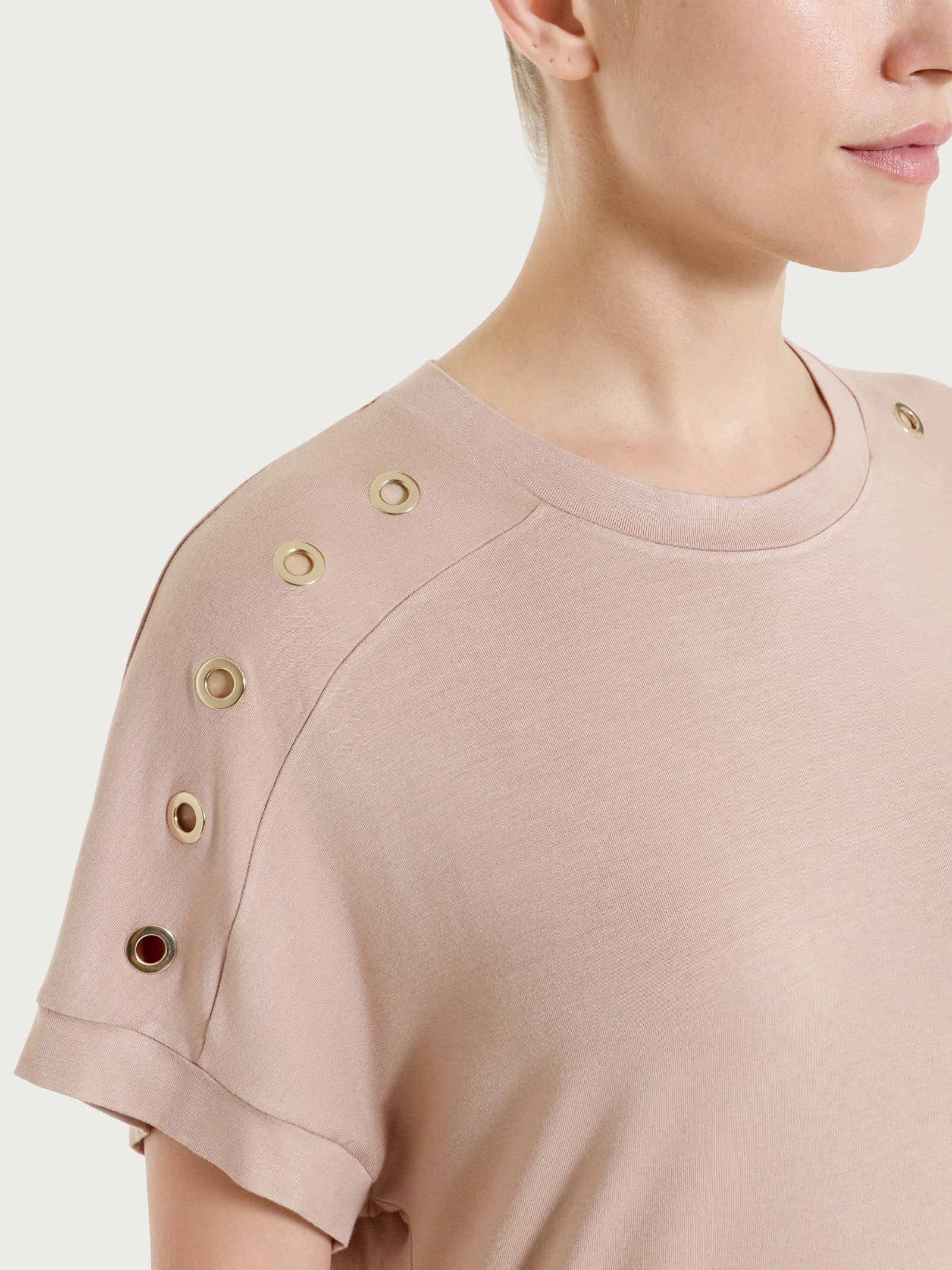 Maglietta girocollo con occhielli in Viscosa Summer  - Warm Taupe - Image 3