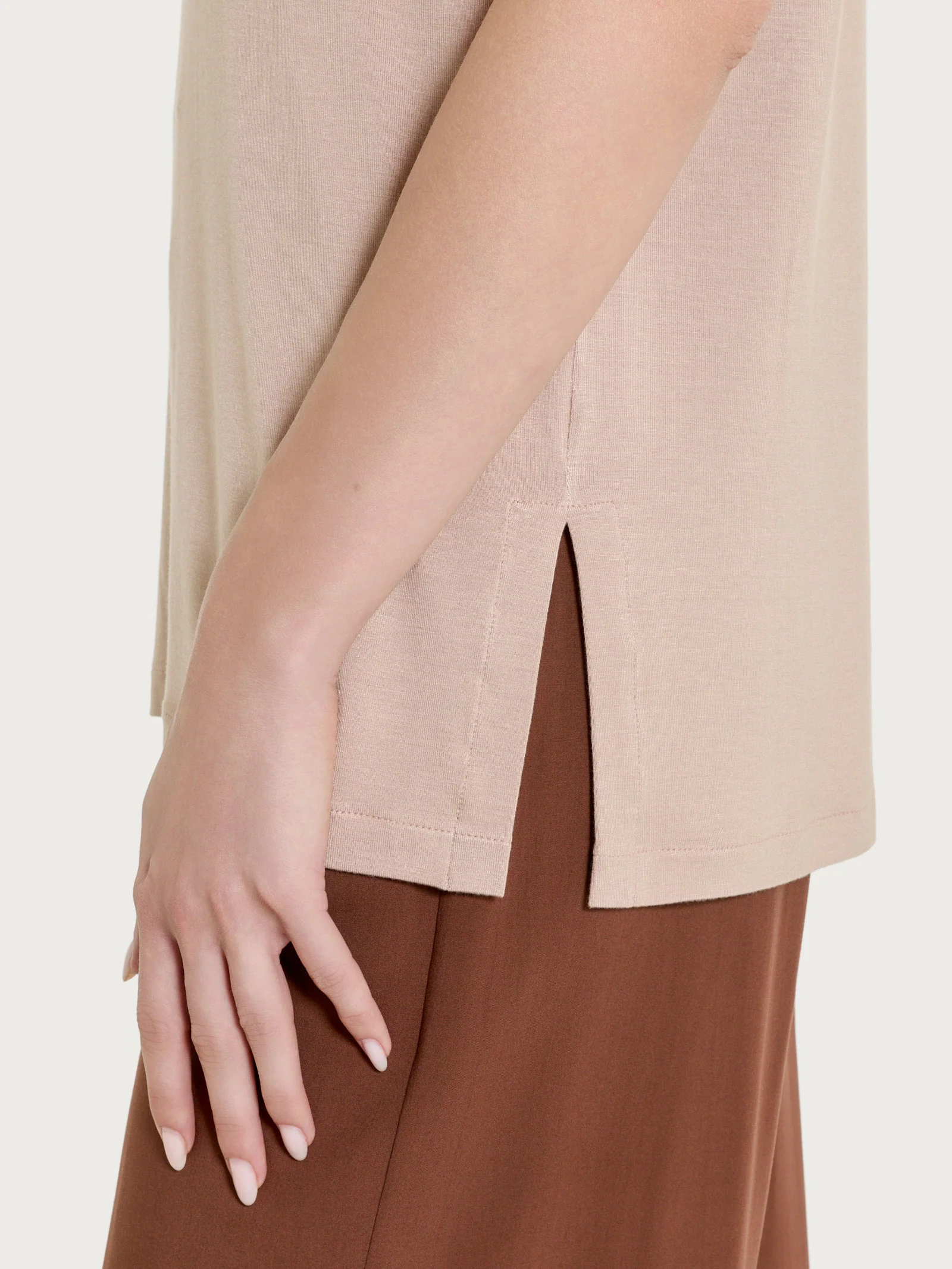 Maglietta girocollo con occhielli in Viscosa Summer  - Warm Taupe - Image 4