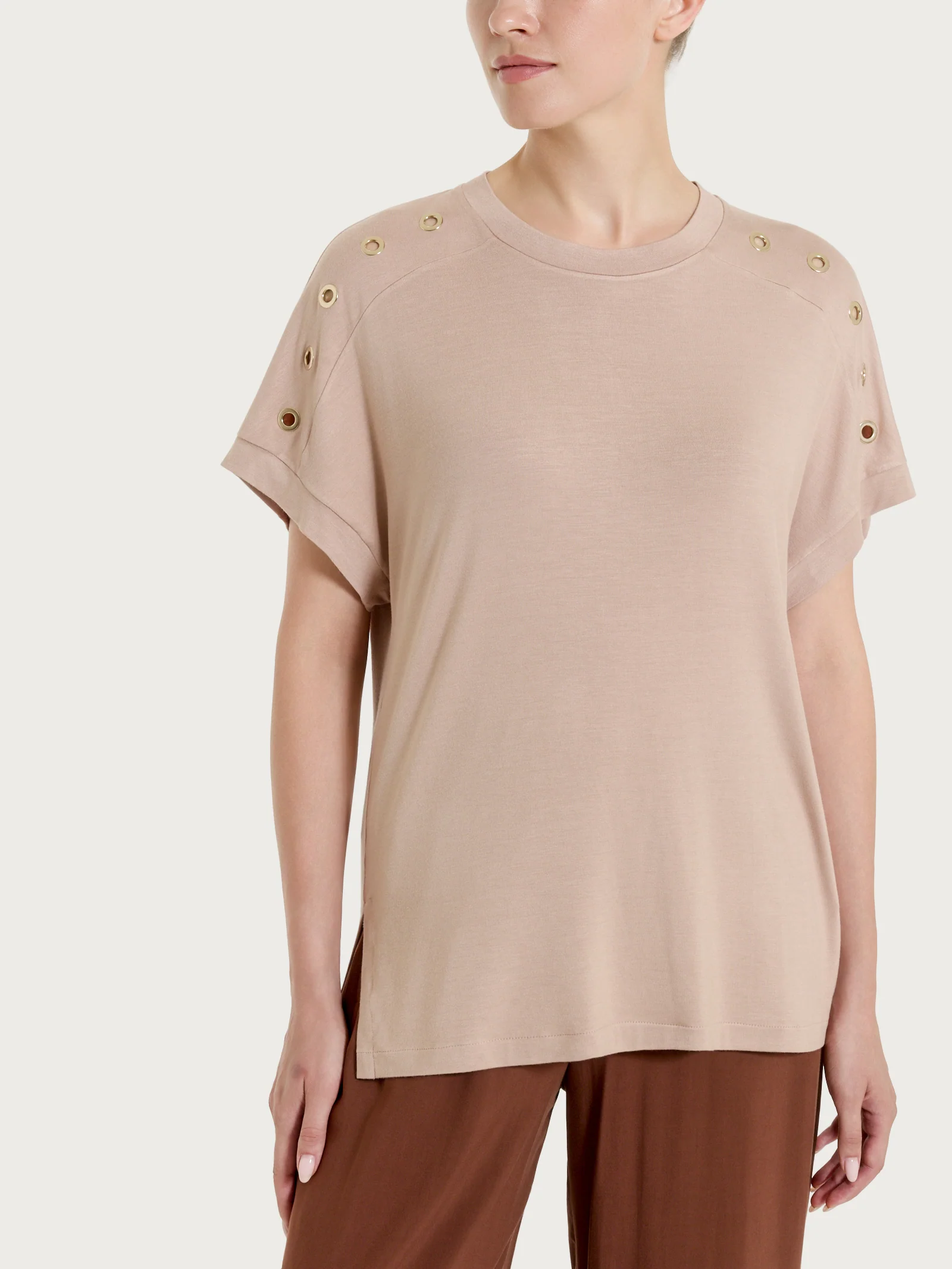 Maglietta girocollo con occhielli in Viscosa Summer  - Warm Taupe - Image 6