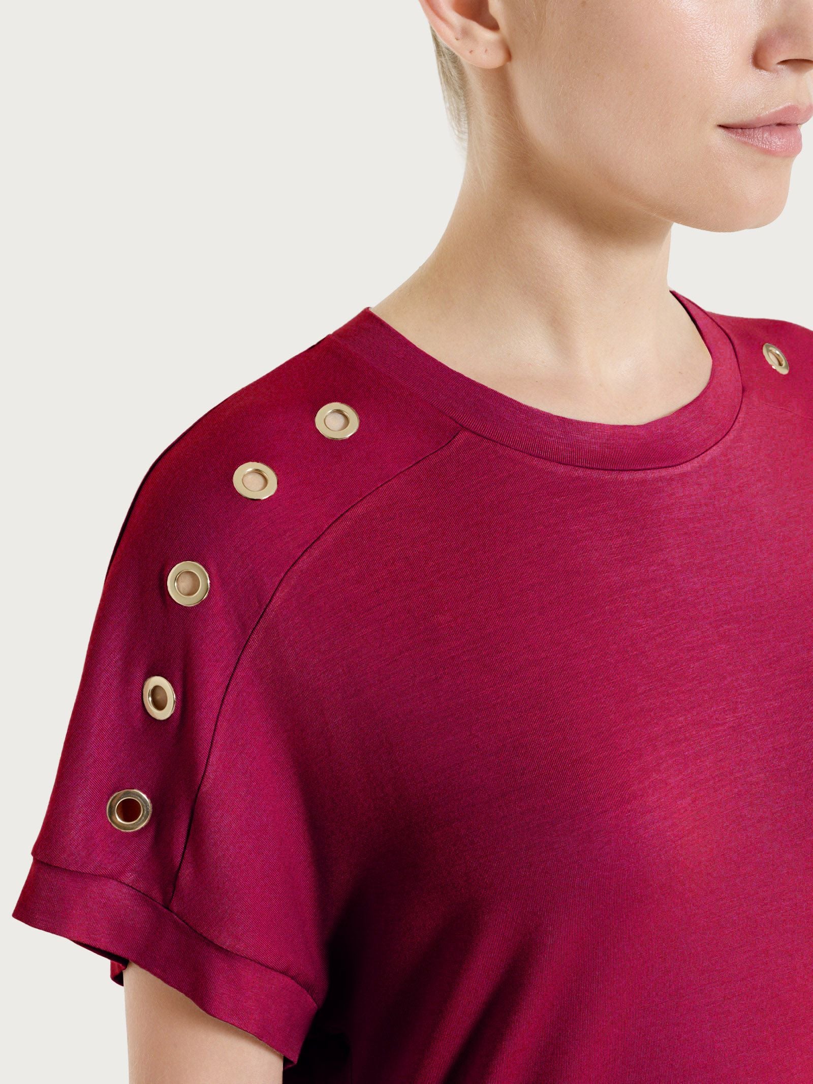 Maglietta girocollo con occhielli in Viscosa Summer  - Beet Red - Image 3