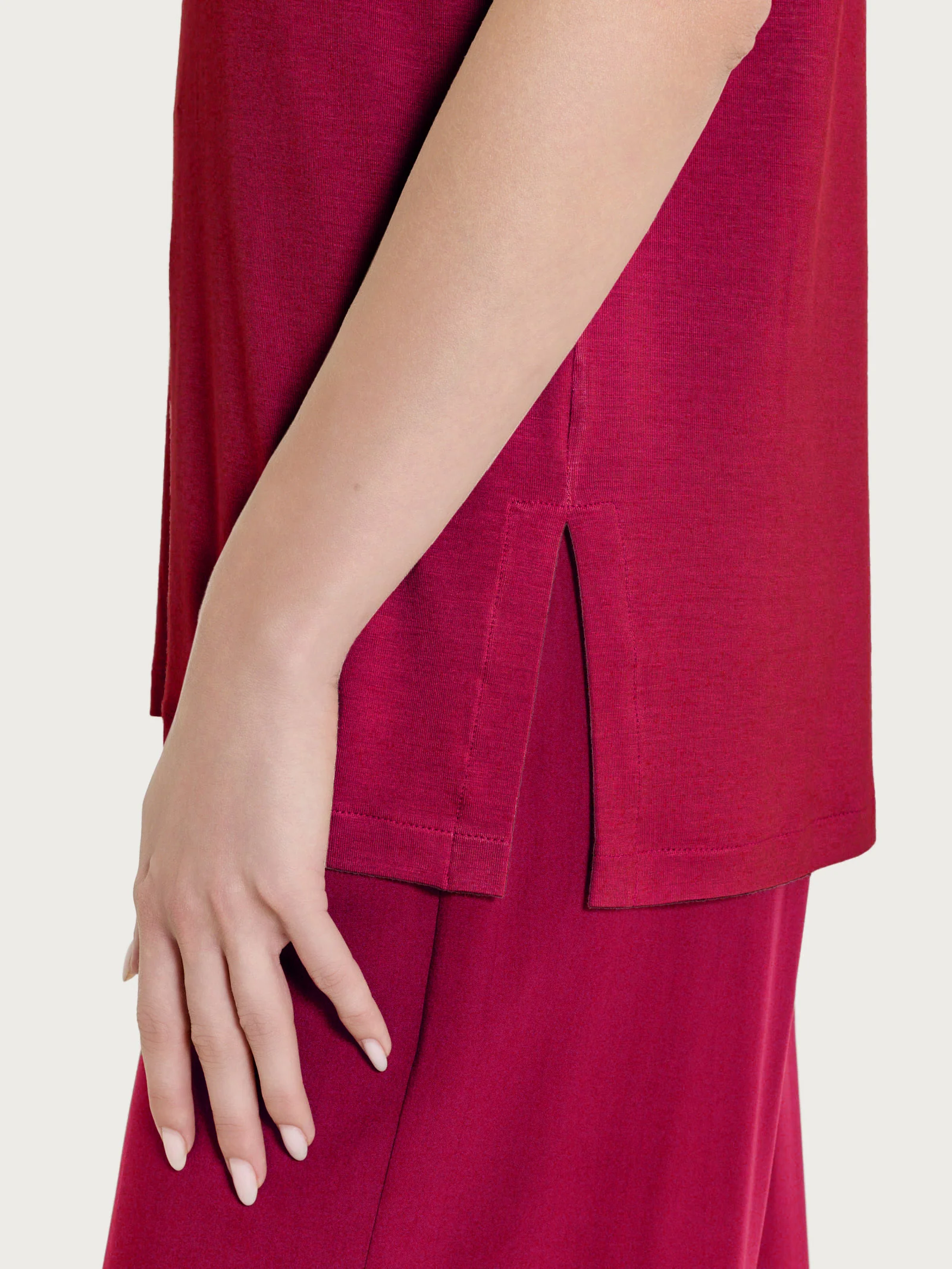 Maglietta girocollo con occhielli in Viscosa Summer  - Beet Red - Image 4