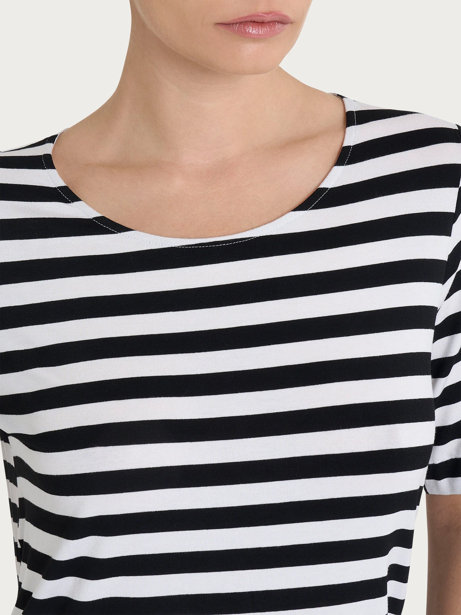 Maglietta girocollo con stripes in Viscosa Summer - Fant. Nero Riga Pari - Image 3