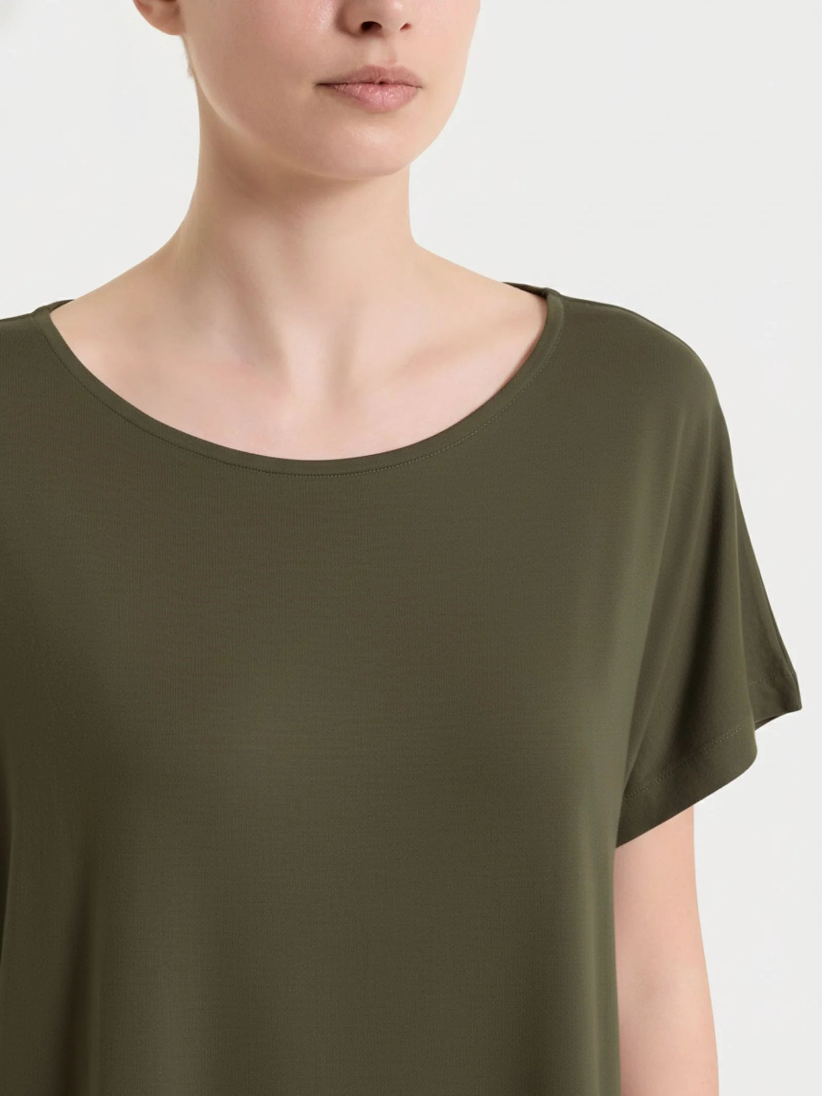 Maglietta girocollo tinta unita in Viscosa Summer  - Dark Olive - Image 3