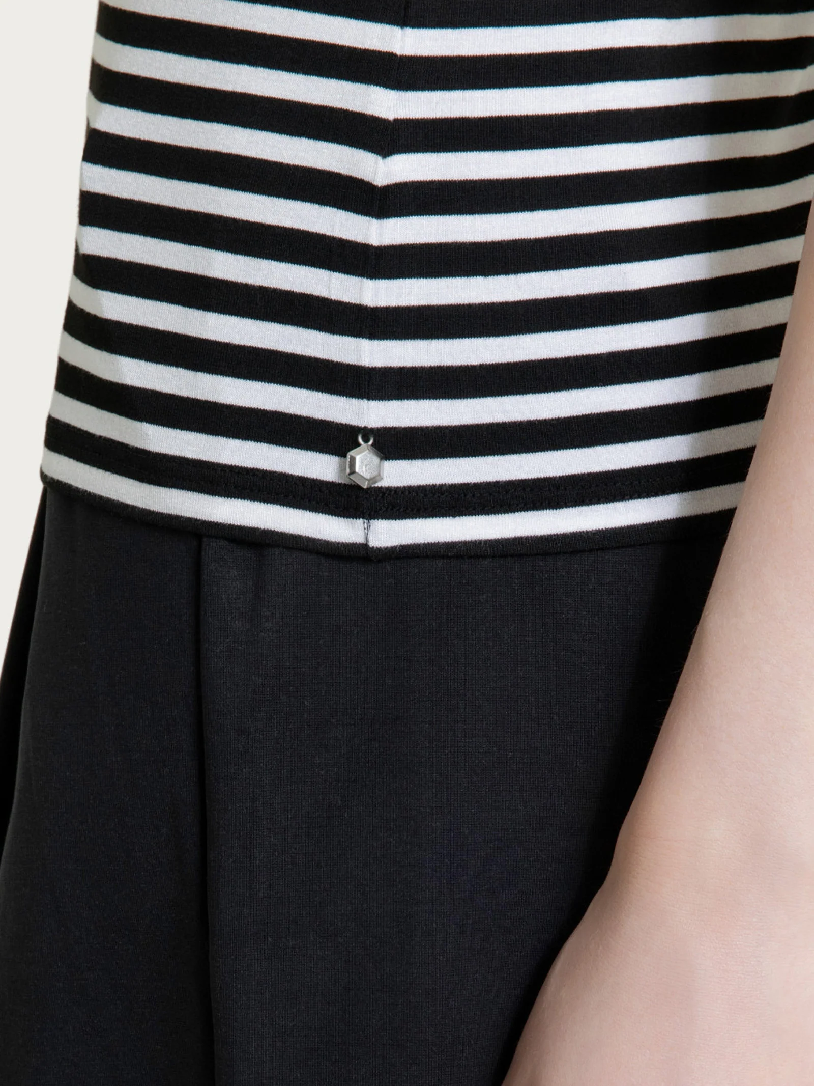 Maglietta skinny a righe in Viscosa Summer - Fant. Nero riga pari - Image 3