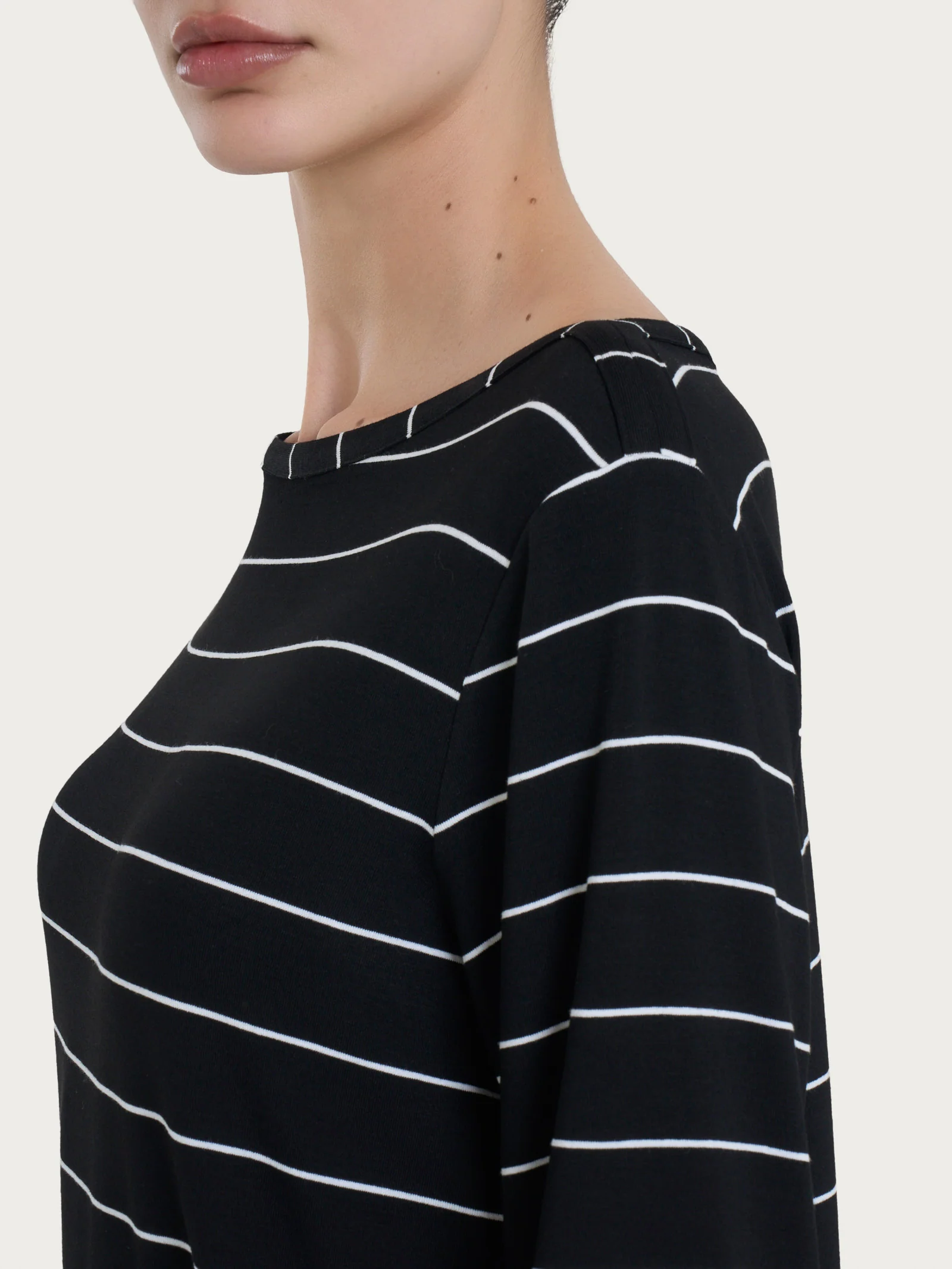 Maglietta soft con stripes spaziate in Viscosa Summer  - Fant. Nero Riga Spaziata - Image 3