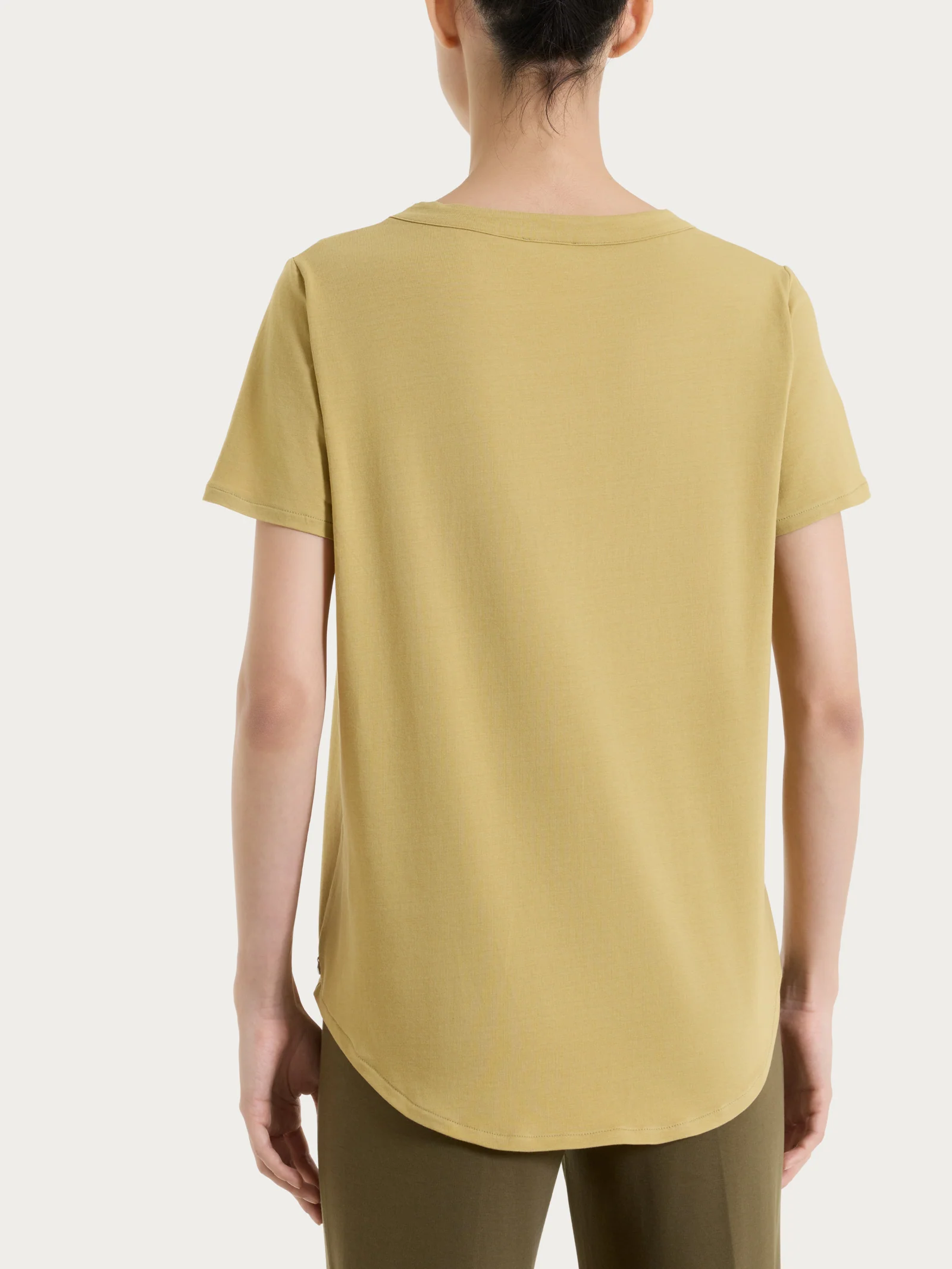 Maglietta tinta unita con scollo a V in Ultralight - Khaki - Image 2