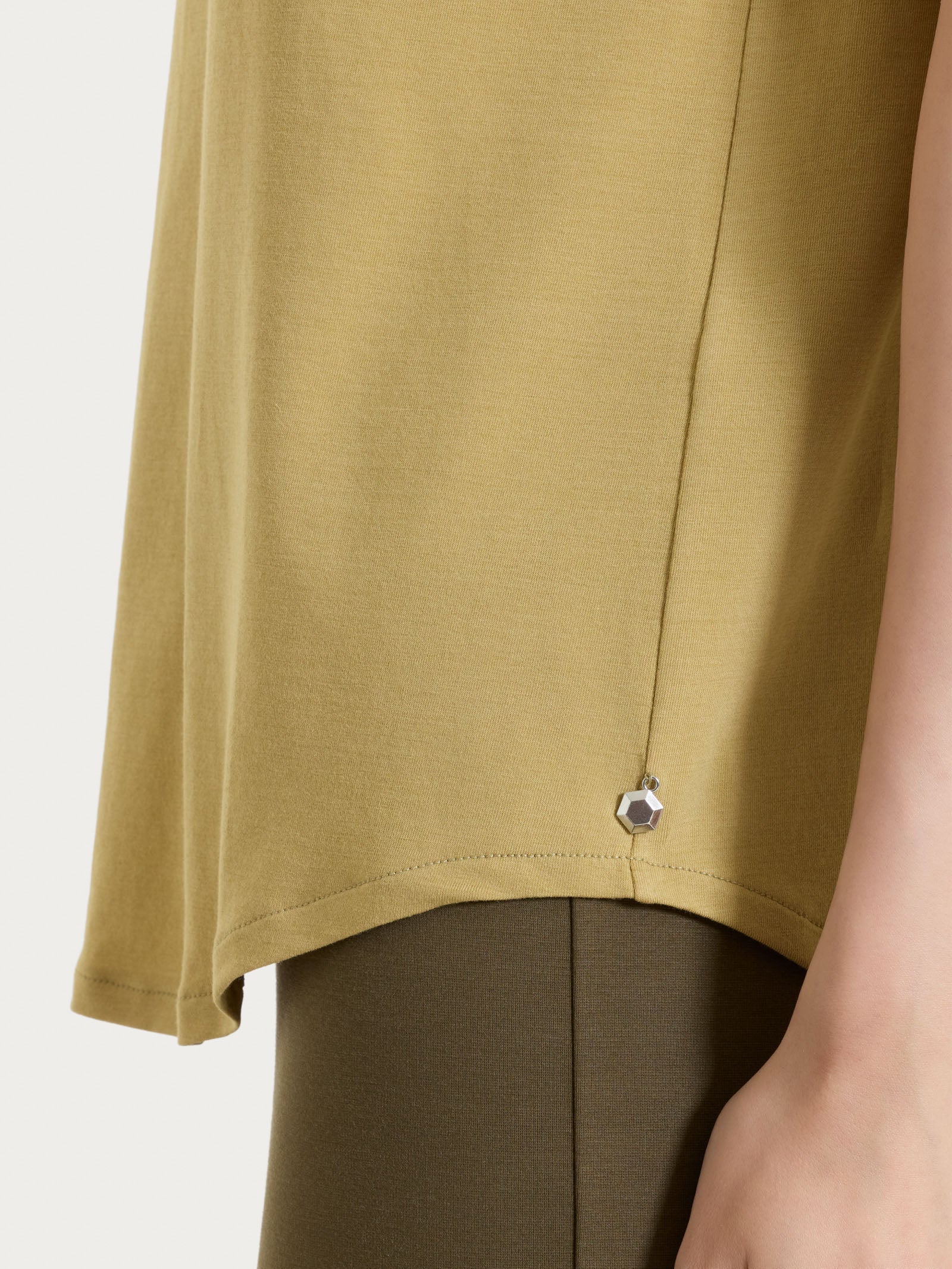 Maglietta tinta unita con scollo a V in Ultralight - Khaki - Image 3