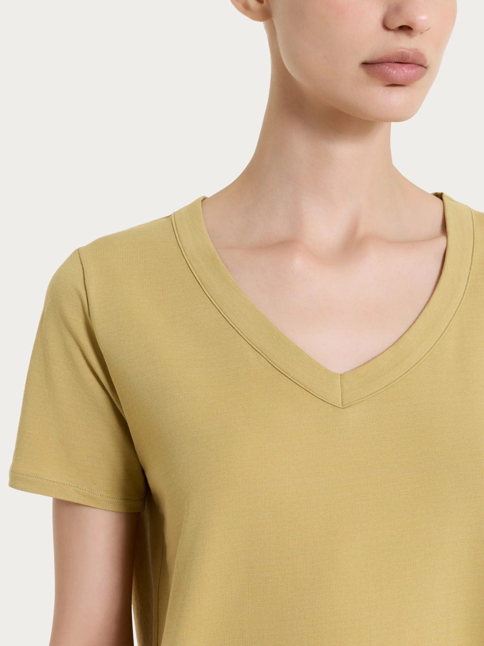 Maglietta tinta unita con scollo a V in Ultralight - Khaki - Image 4