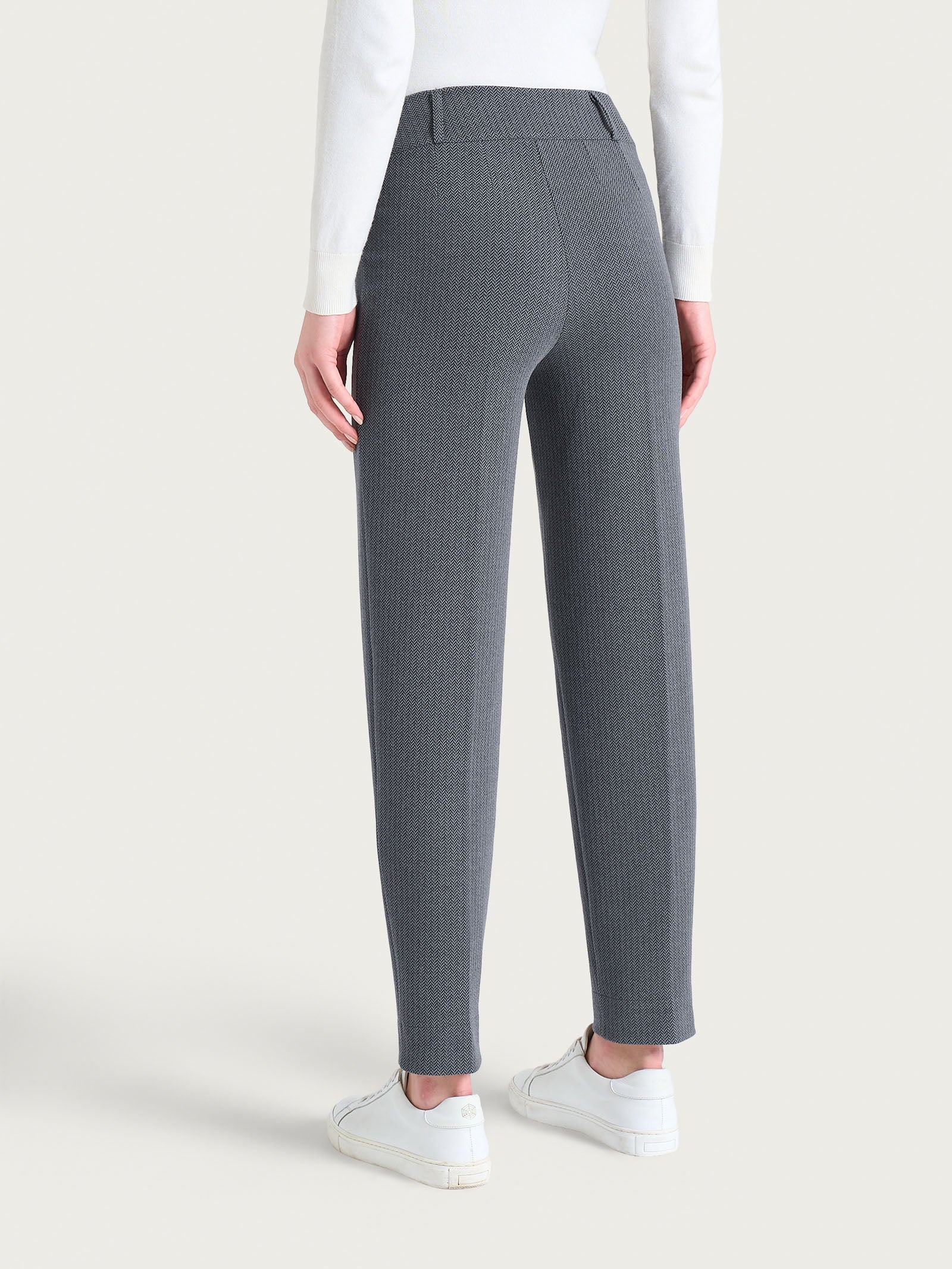 Pantalone a carota con fantasia a spina di pesce in Eco Jacquard - Fant.Ardesia Mel. - Image 3