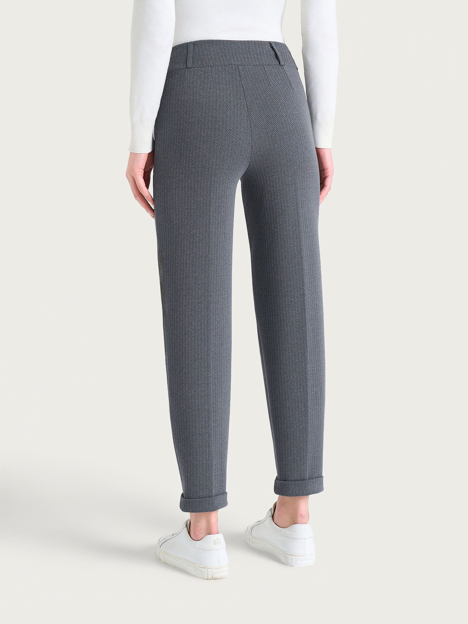Pantalone a carota con fantasia a spina di pesce in Eco Jacquard - Fant.Ardesia Mel. - Image 4