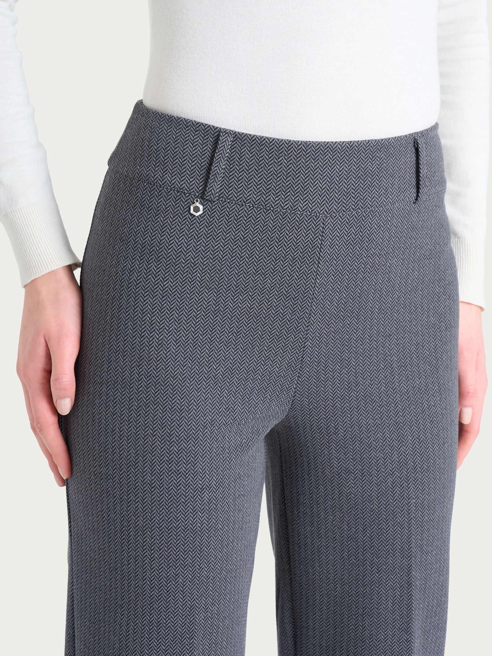 Pantalone a carota con fantasia a spina di pesce in Eco Jacquard - Fant.Ardesia Mel. - Image 5