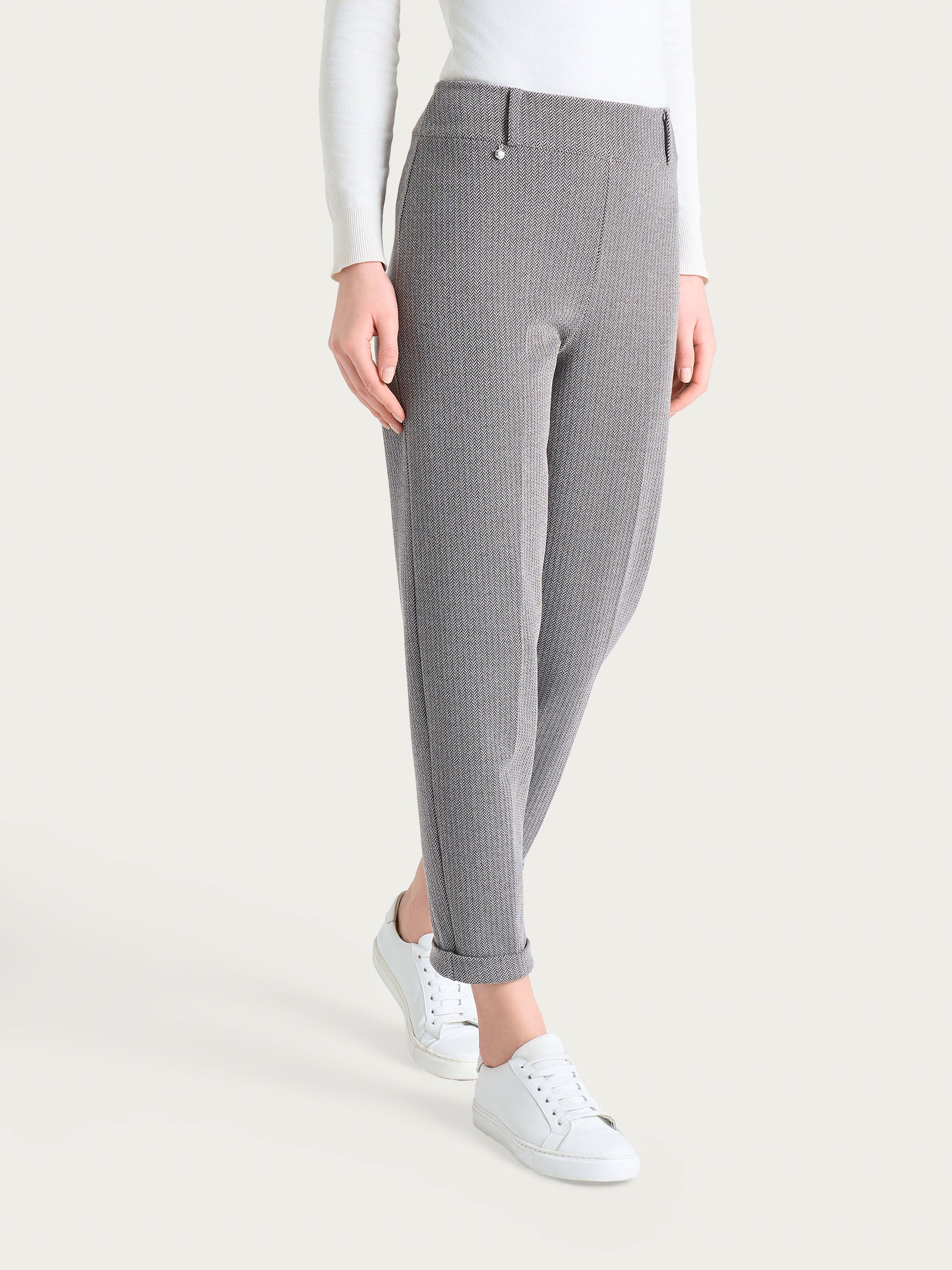 Pantalone a carota con fantasia a spina di pesce in Eco Jacquard - Fant. Chocolate Torte Mel. - Image 2