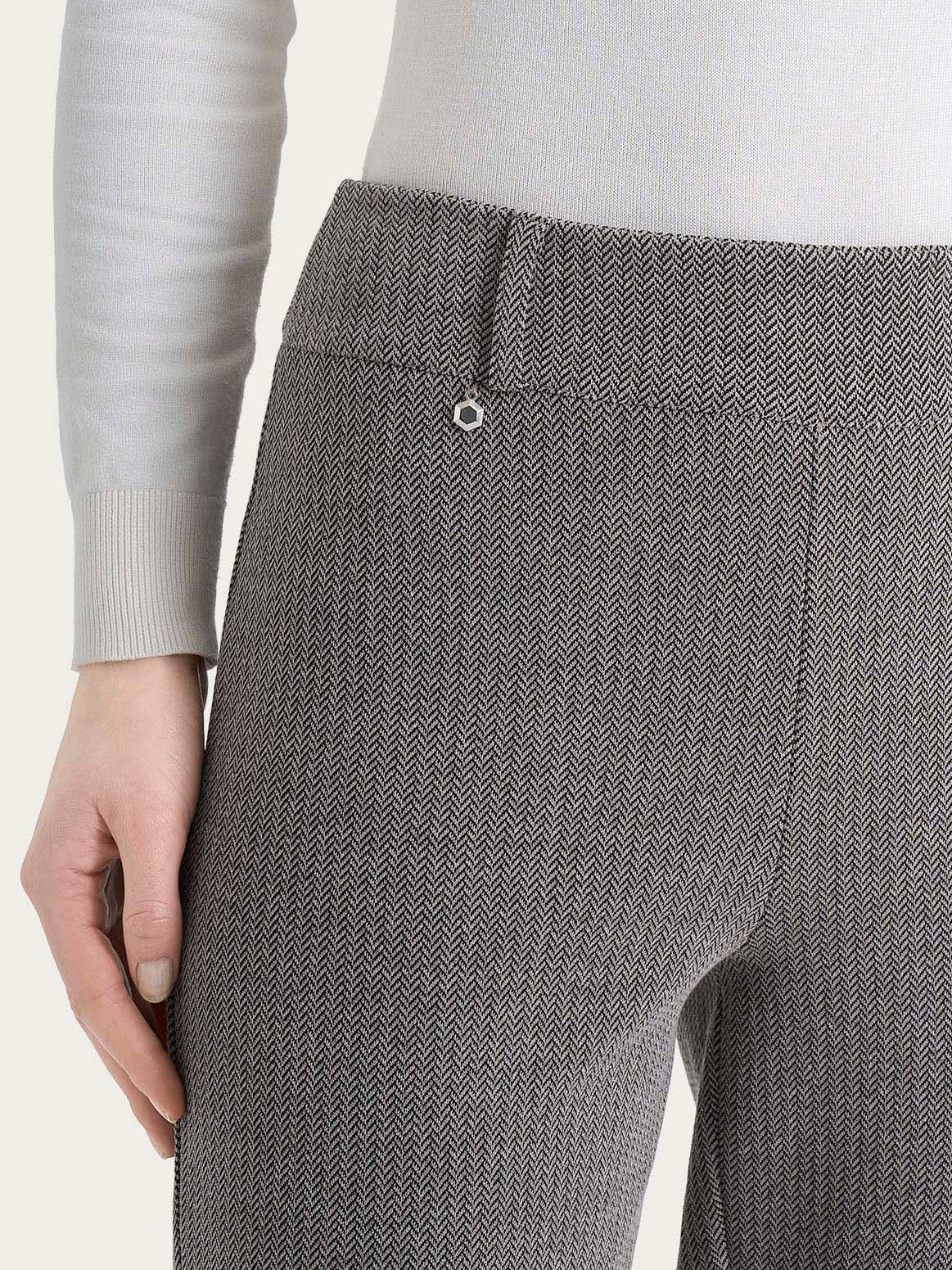 Pantalone a carota con fantasia a spina di pesce in Eco Jacquard - Fant. Chocolate Torte Mel. - Image 5