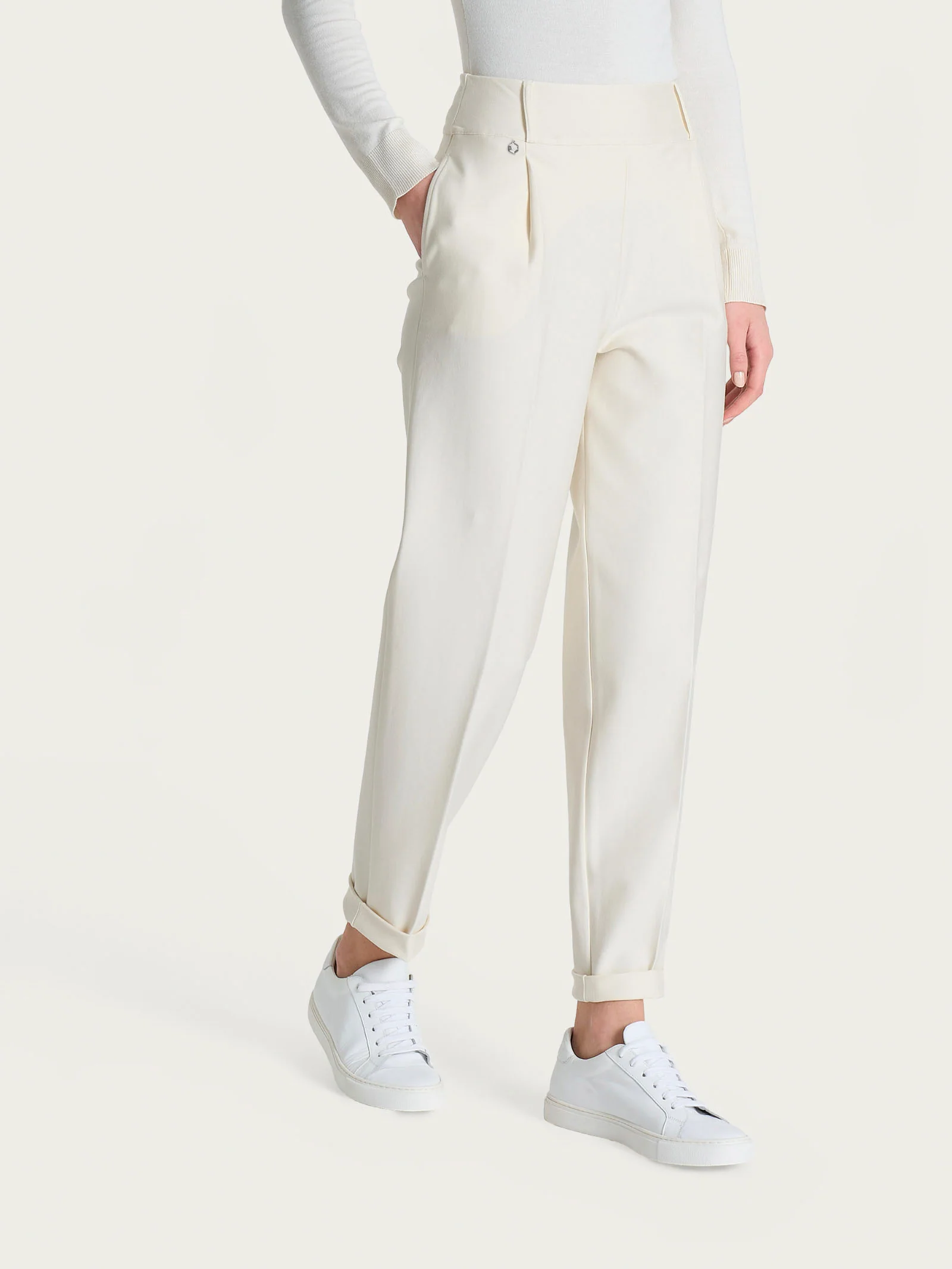 Pantalone a carota con tasche e pinces in Compact - Avorio - Image 2