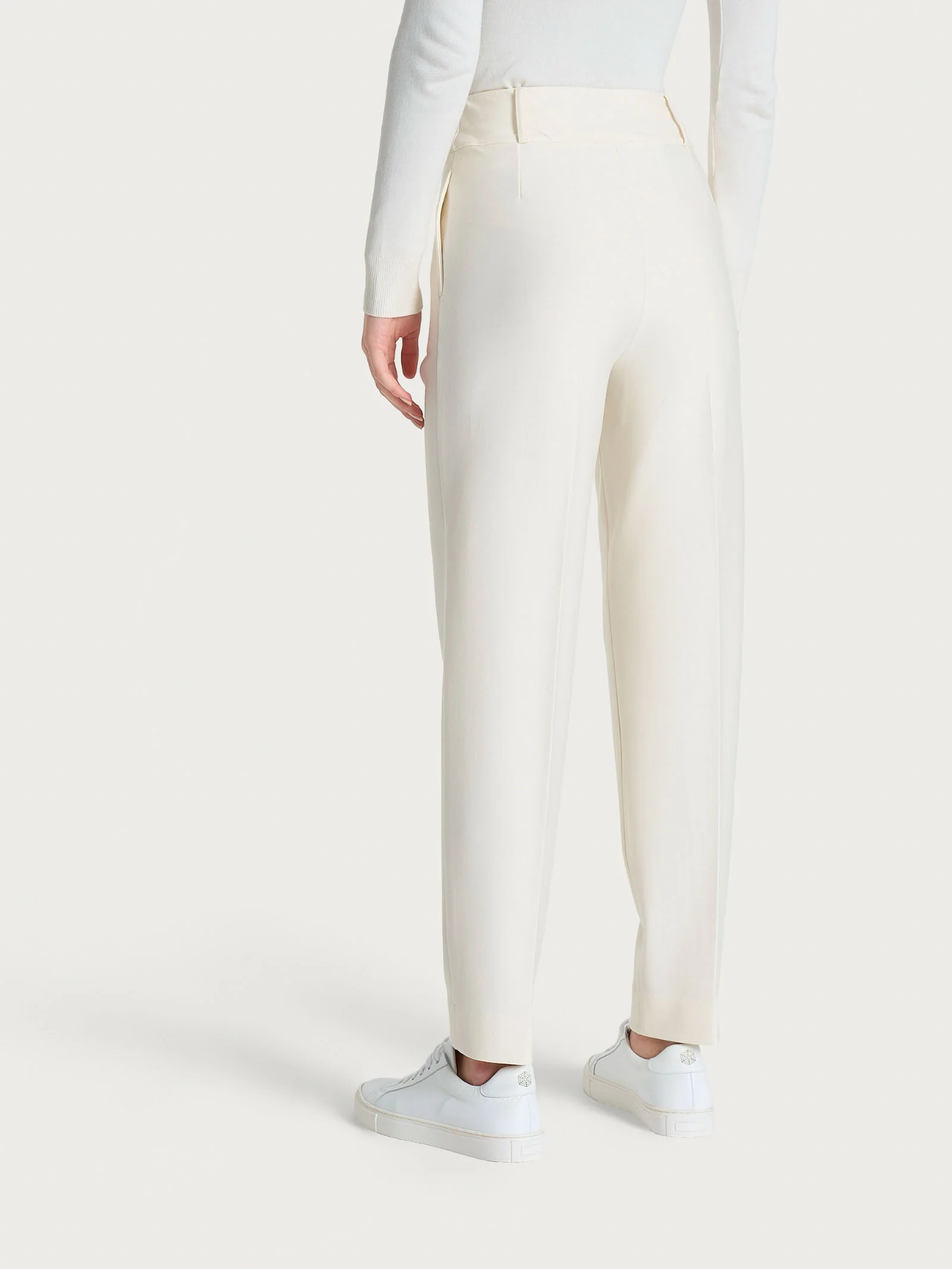 Pantalone a carota con tasche e pinces in Compact - Avorio - Image 3