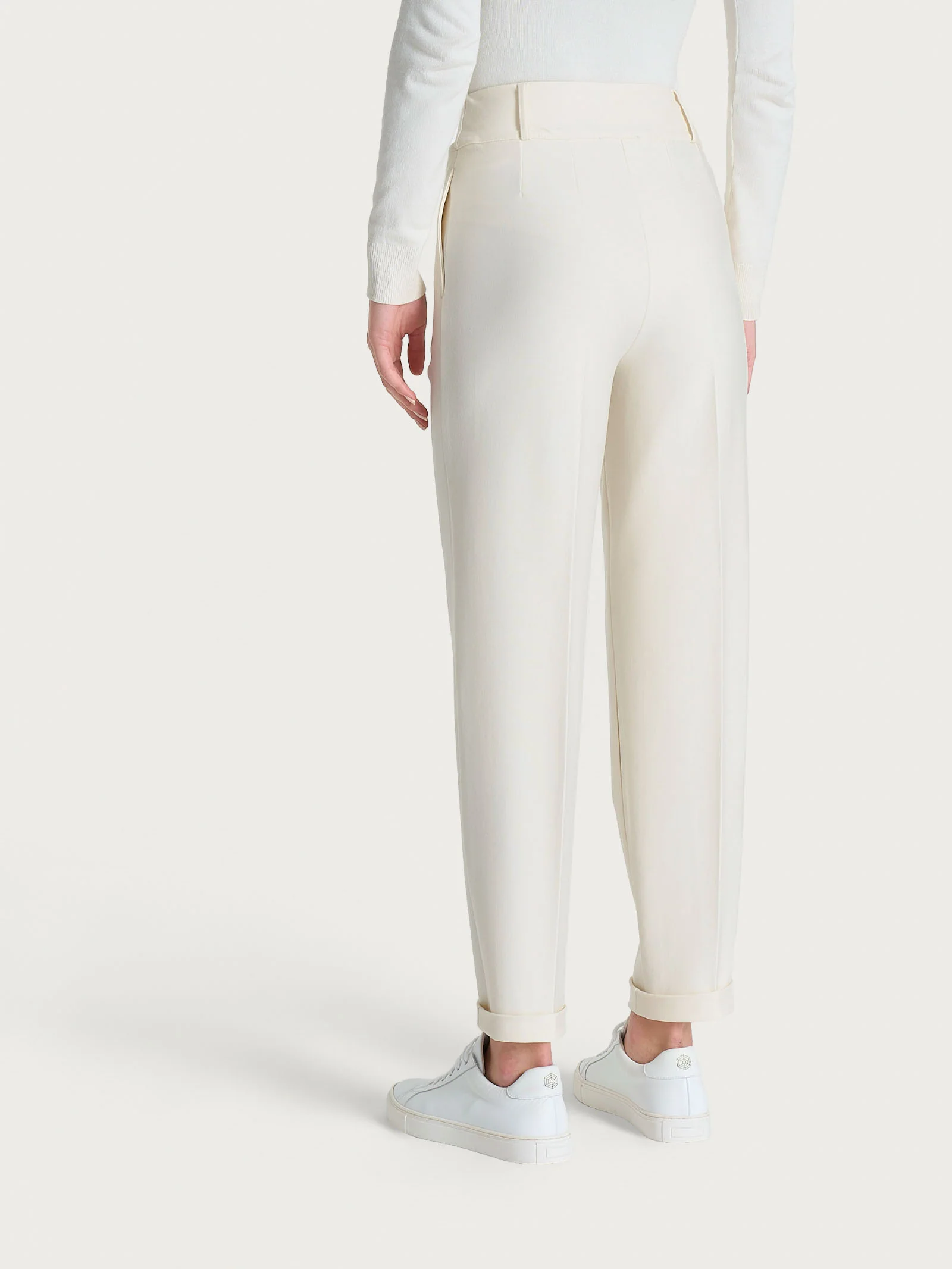 Pantalone a carota con tasche e pinces in Compact - Avorio - Image 4