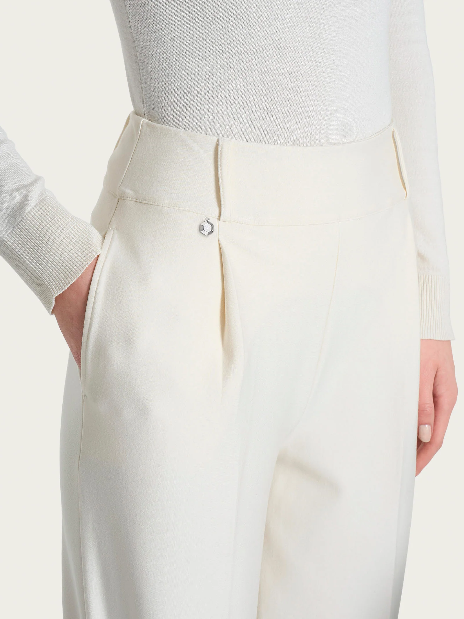 Pantalone a carota con tasche e pinces in Compact - Avorio - Image 5