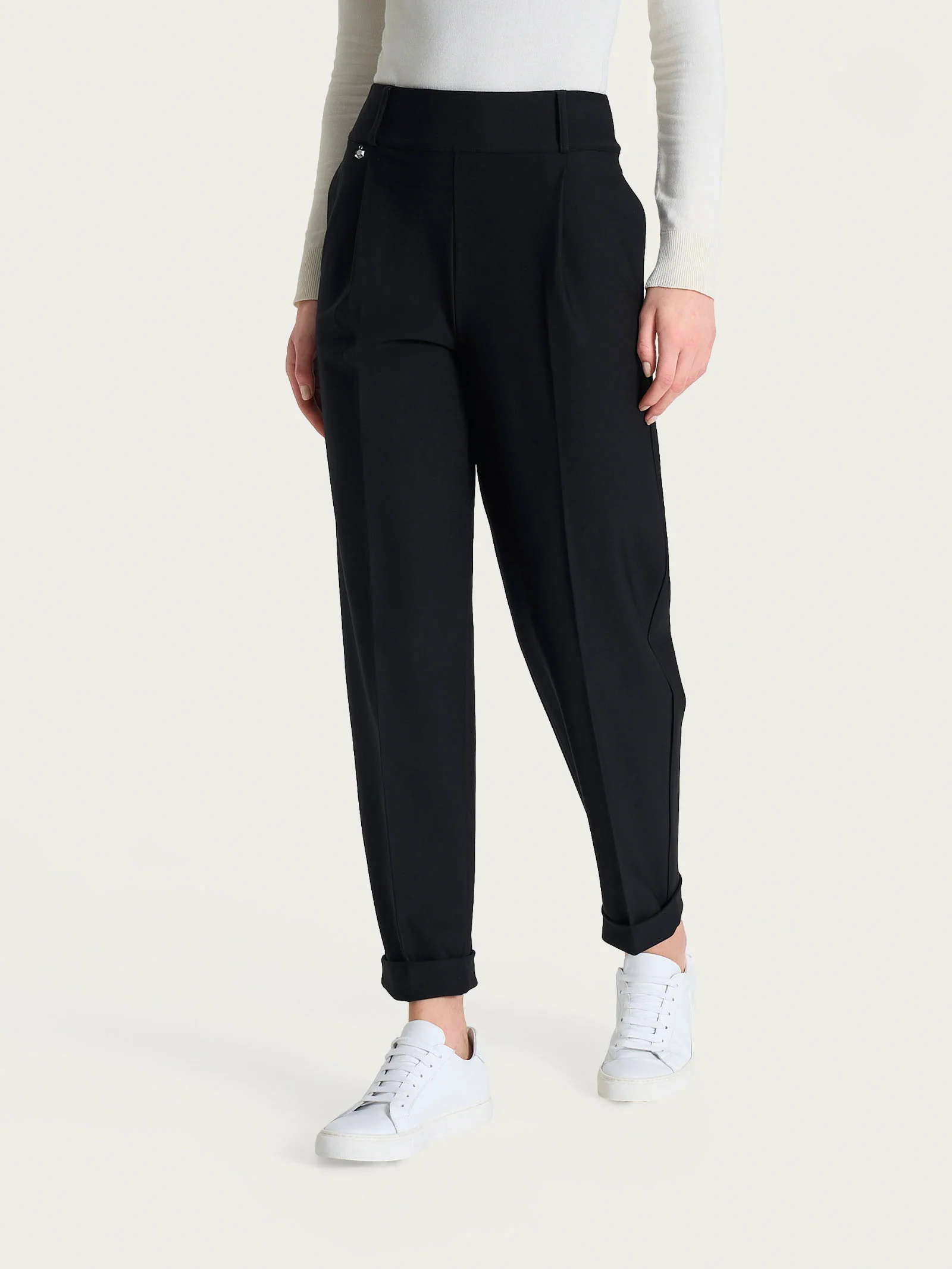 Pantalone a carota con tasche e pinces in Compact - Nero - Image 2