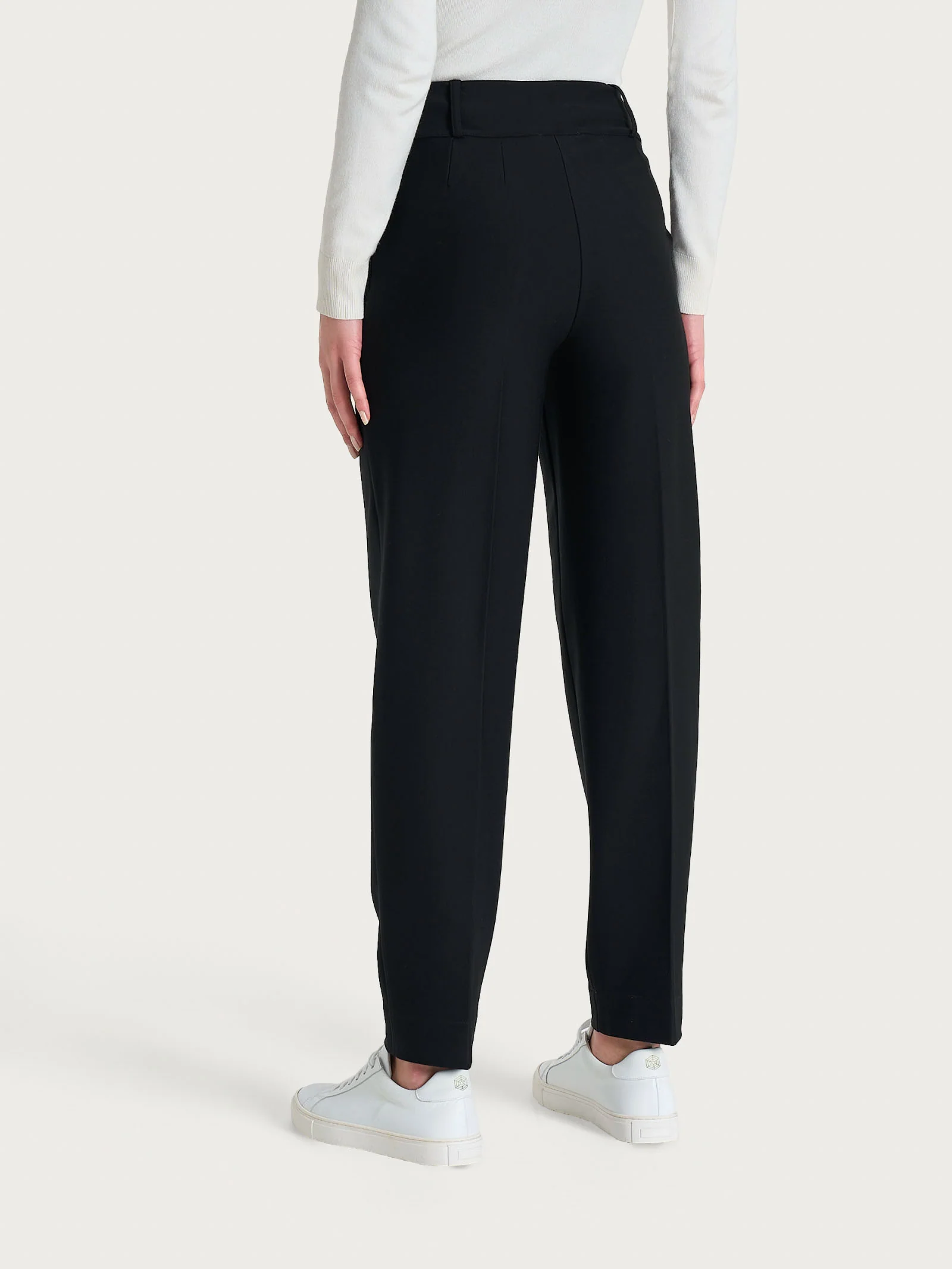 Pantalone a carota con tasche e pinces in Compact - Nero - Image 3