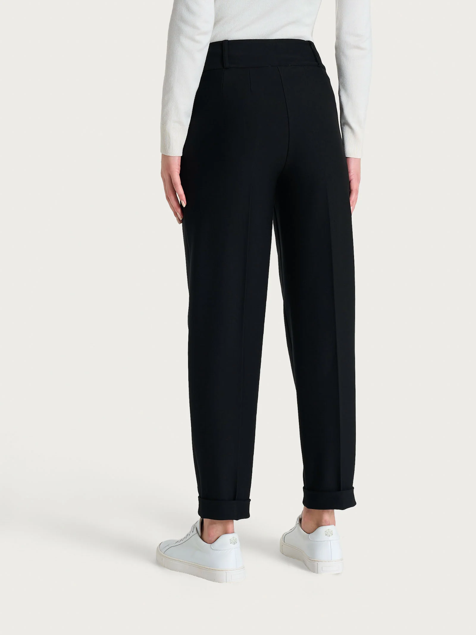 Pantalone a carota con tasche e pinces in Compact - Nero - Image 4