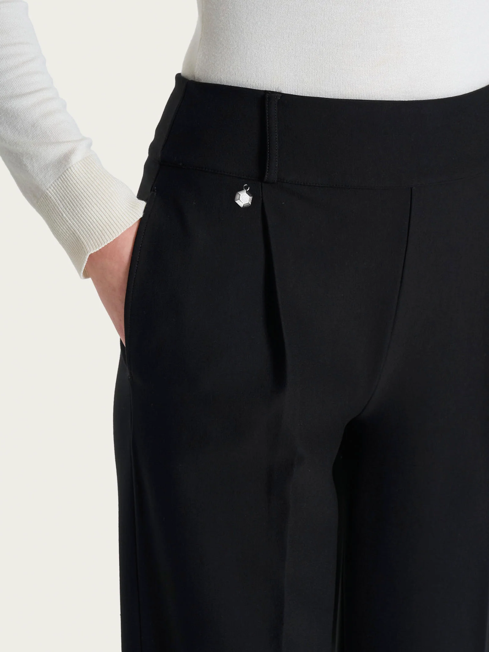 Pantalone a carota con tasche e pinces in Compact - Nero - Image 5