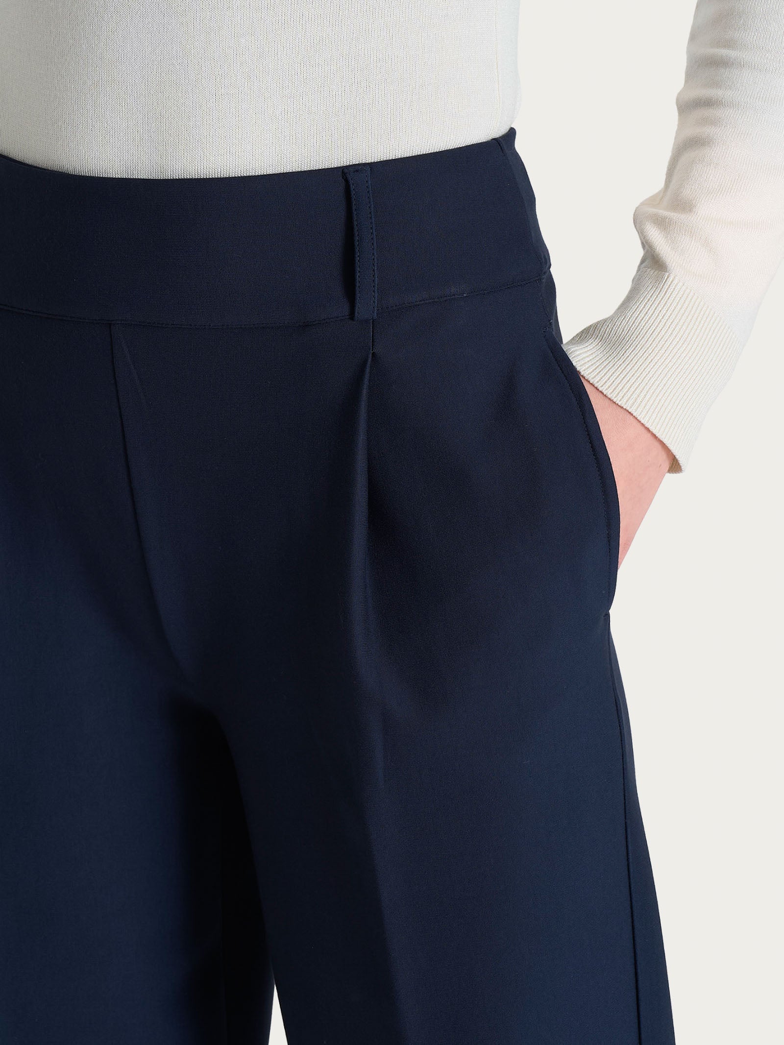 Pantalone a carota con tasche e pinces in Compact - Persia - Image 5