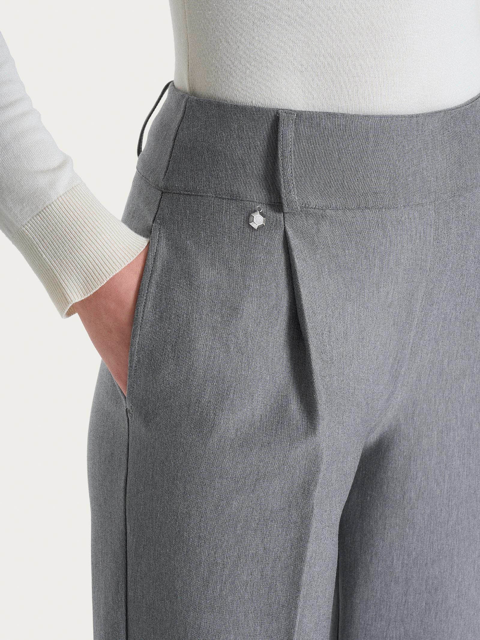 Pantalone a carota con tasche e pinces in Compact - Grigio Mel. - Image 5