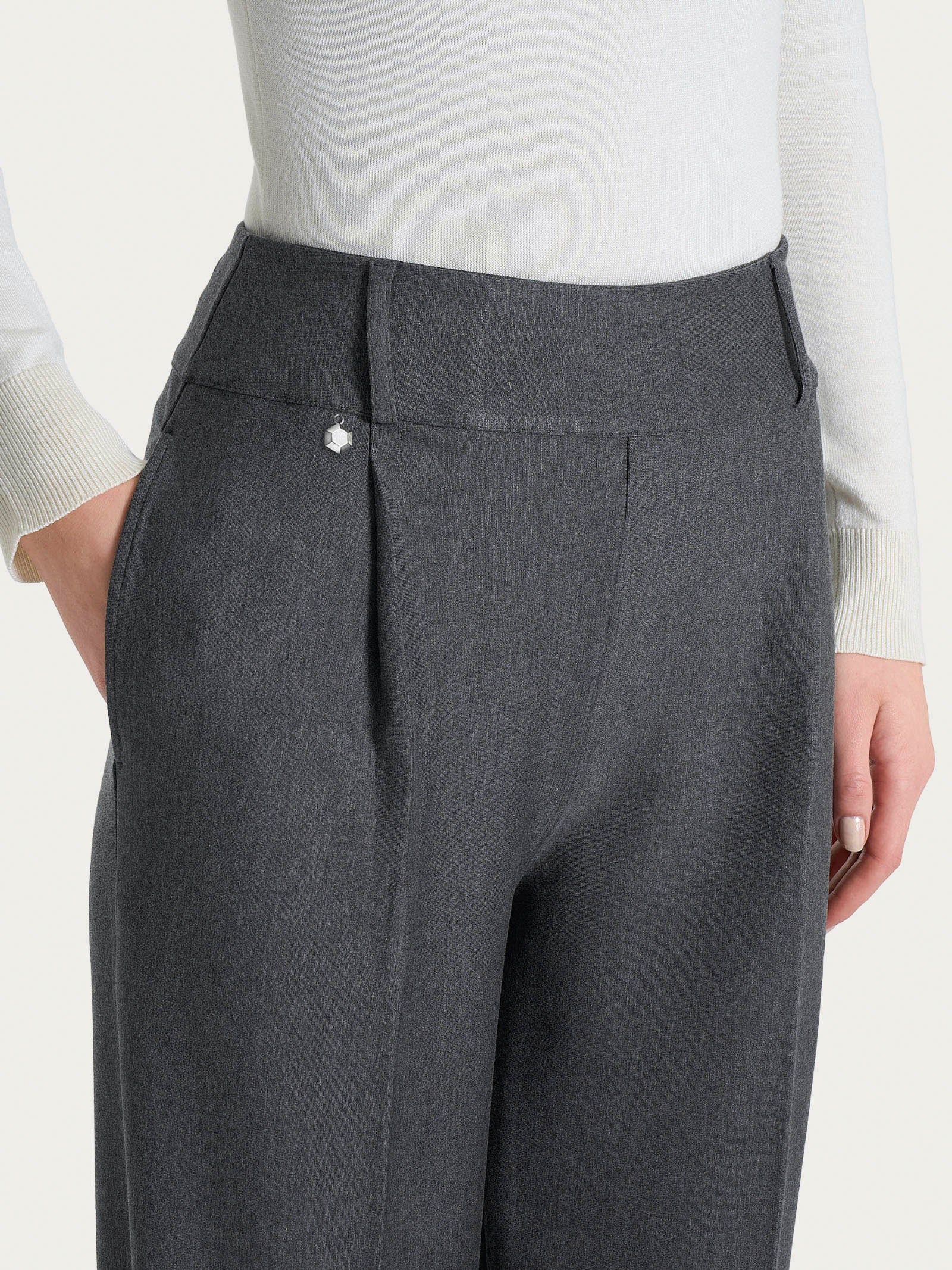 Pantalone a carota con tasche e pinces in Compact - Ardesia Mel. - Image 5