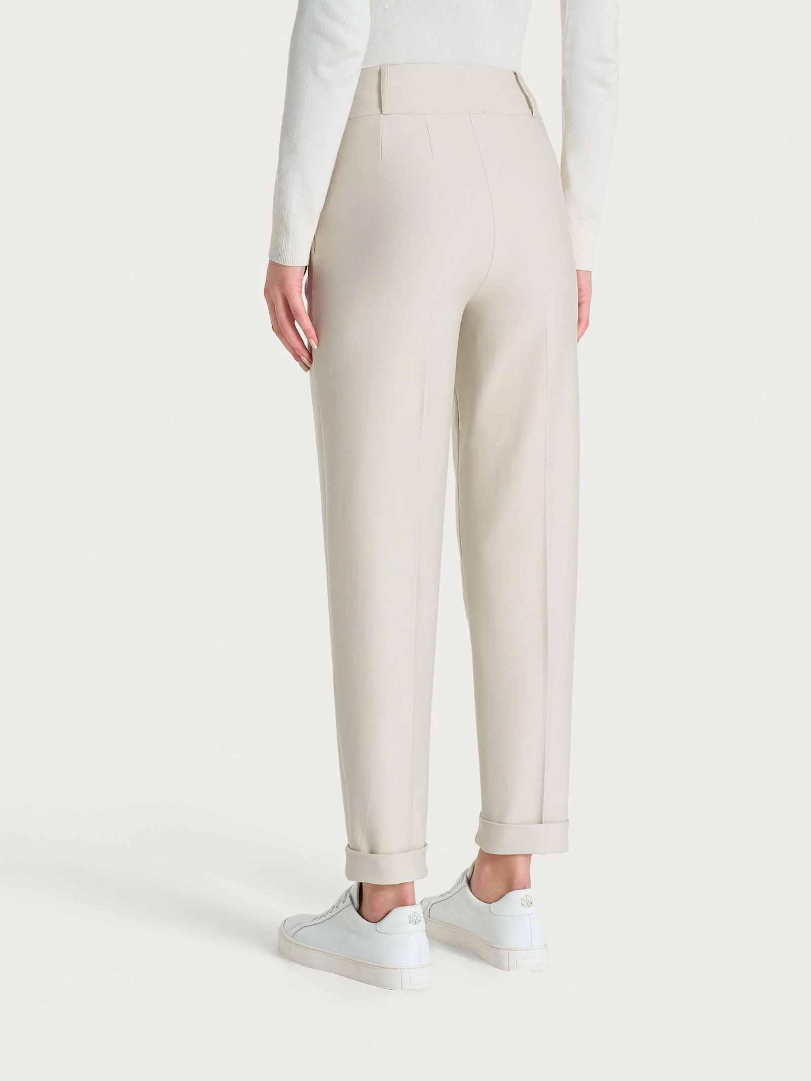 Pantalone a carota con tasche e pinces in Compact - Champignon - Image 4