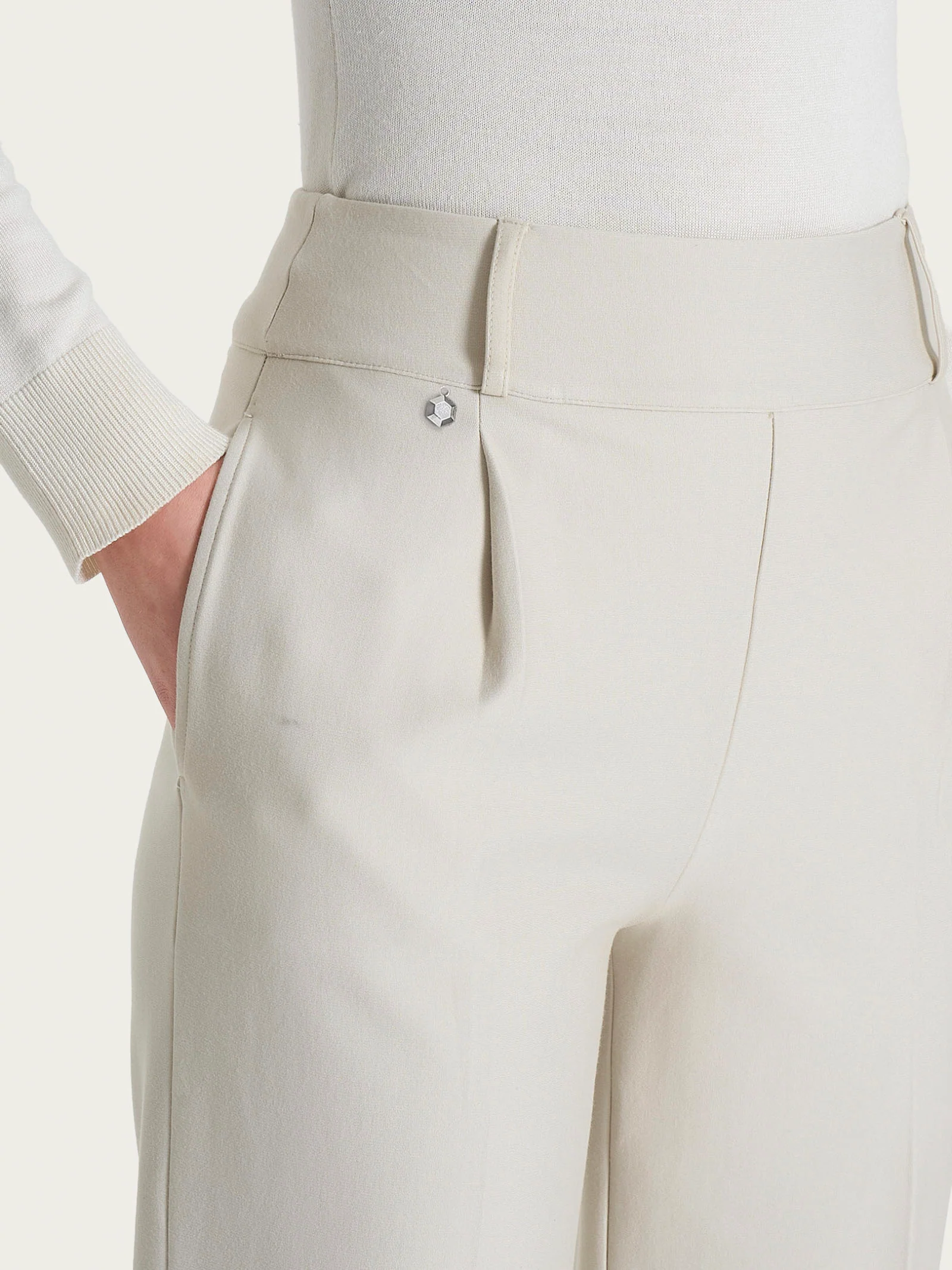 Pantalone a carota con tasche e pinces in Compact - Champignon - Image 5