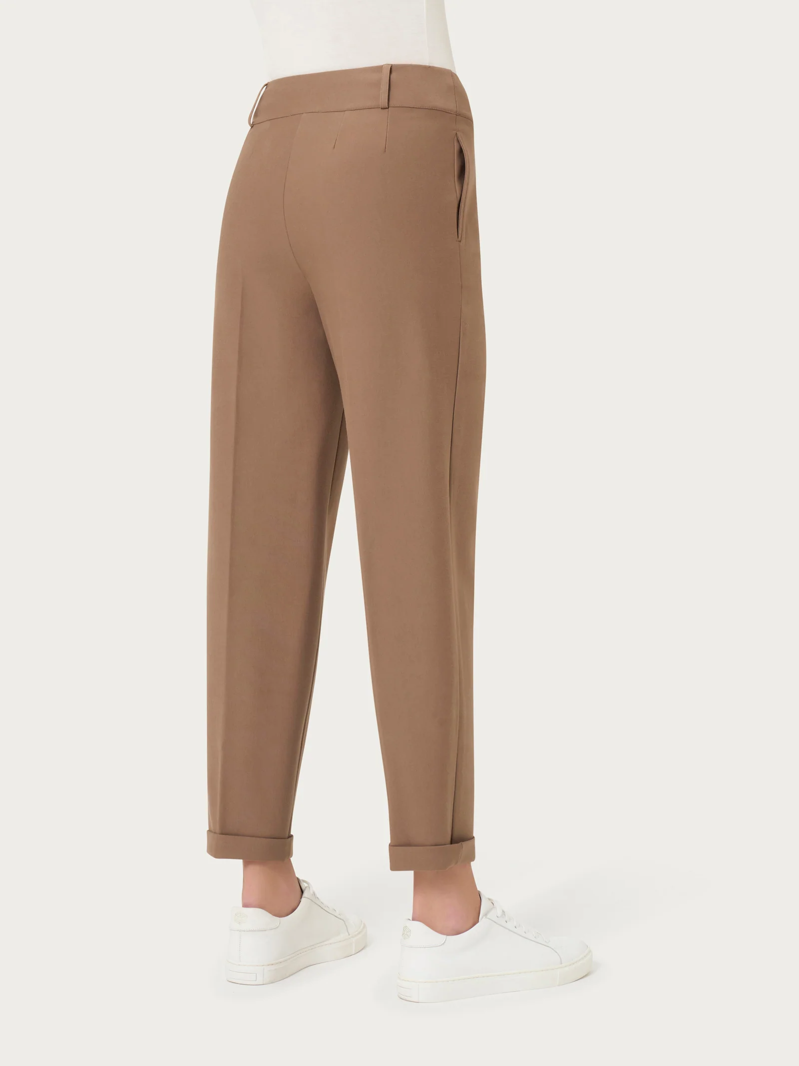 Pantalone a carota con tasche e pinces in Compact - Pine Bark - Image 2
