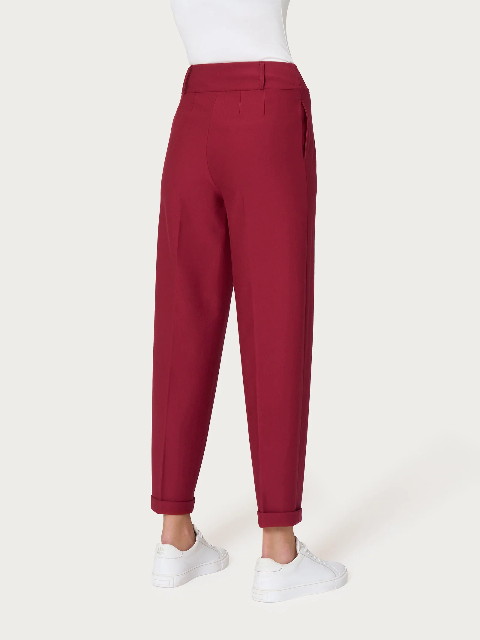 Pantalone a carota con tasche e pinces in Compact - Tibetan Red - Image 2