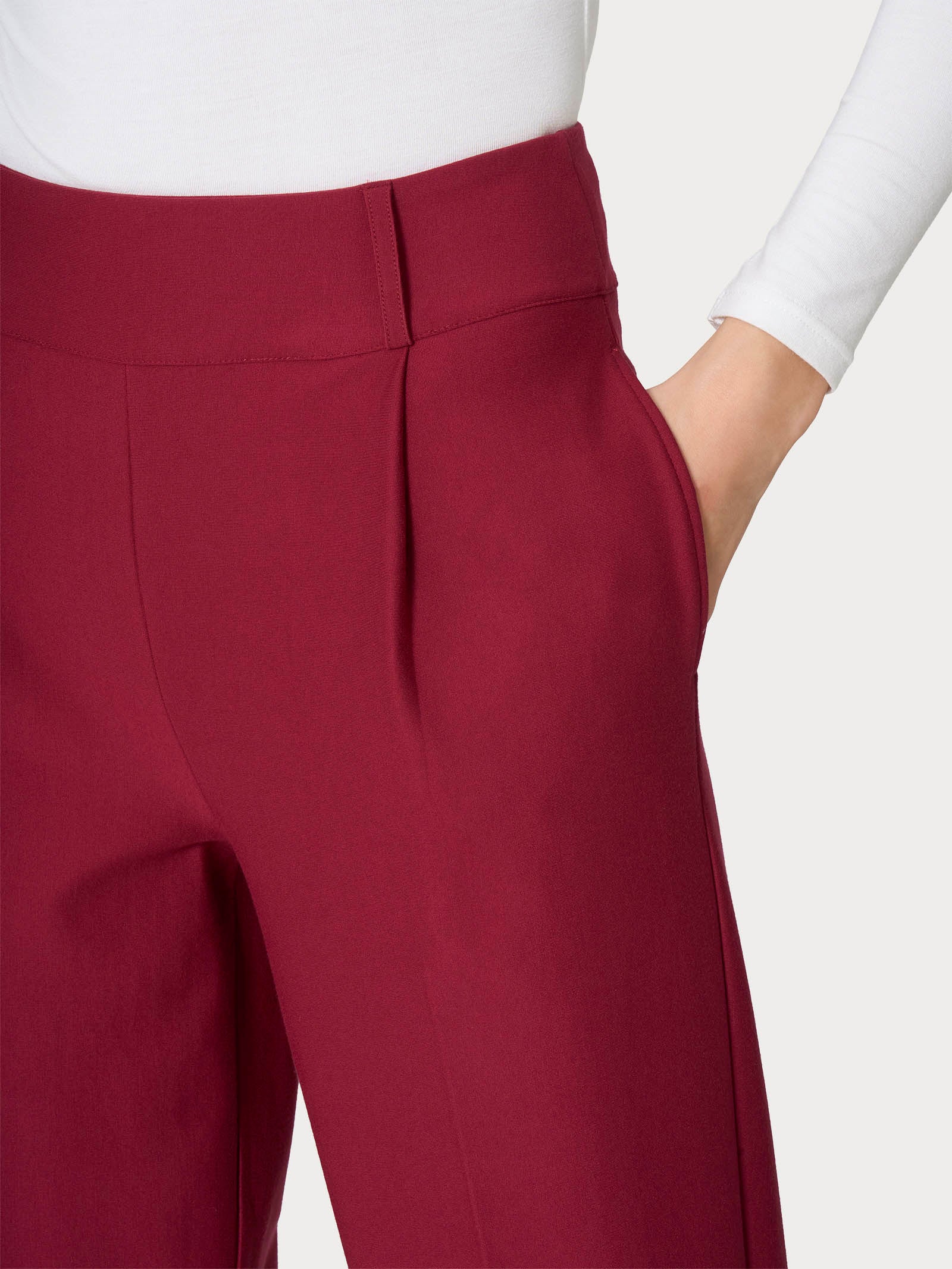 Pantalone a carota con tasche e pinces in Compact - Tibetan Red - Image 4