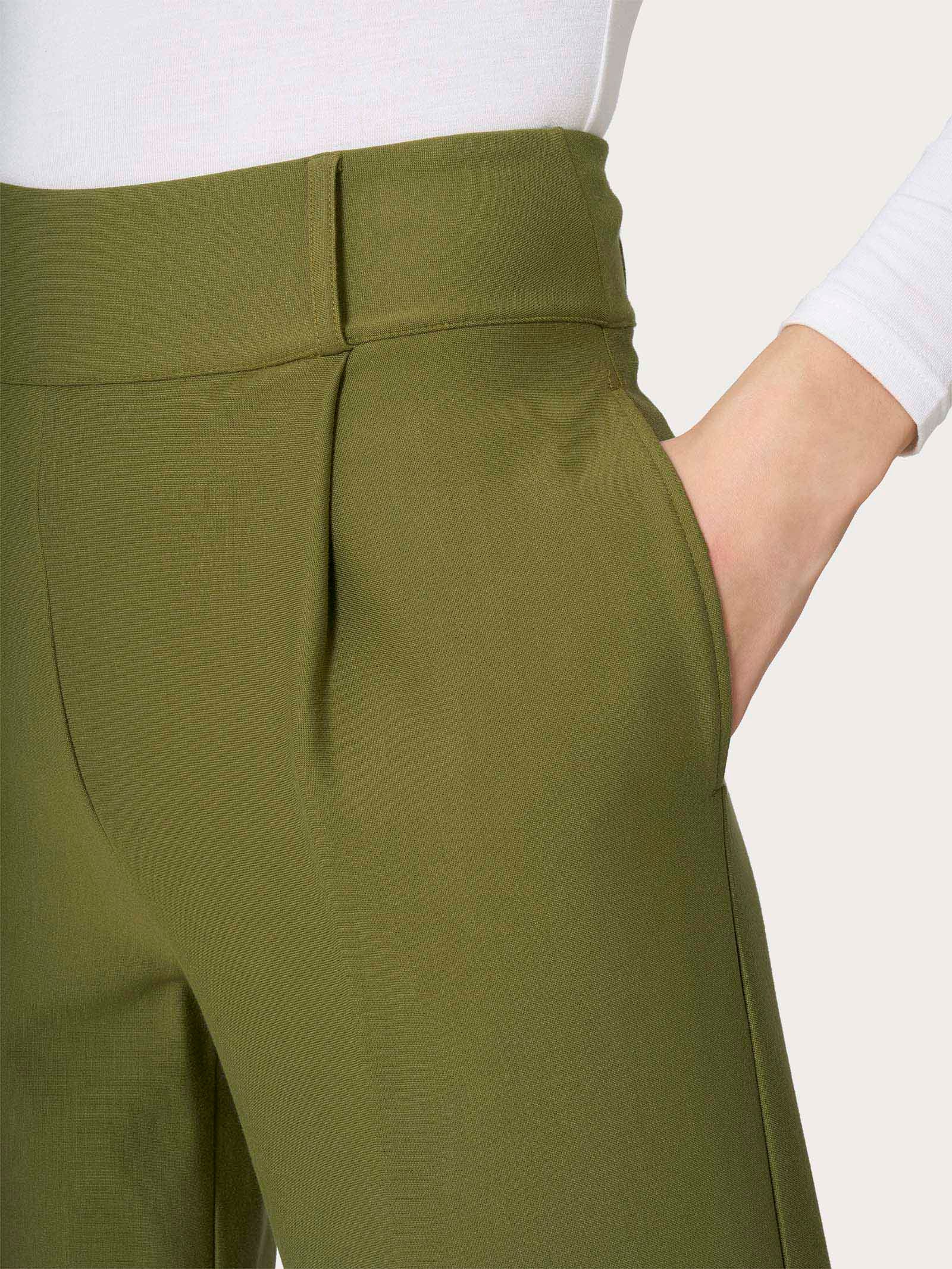 Pantalone a carota con tasche e pinces in Compact - Sphagnum - Image 3