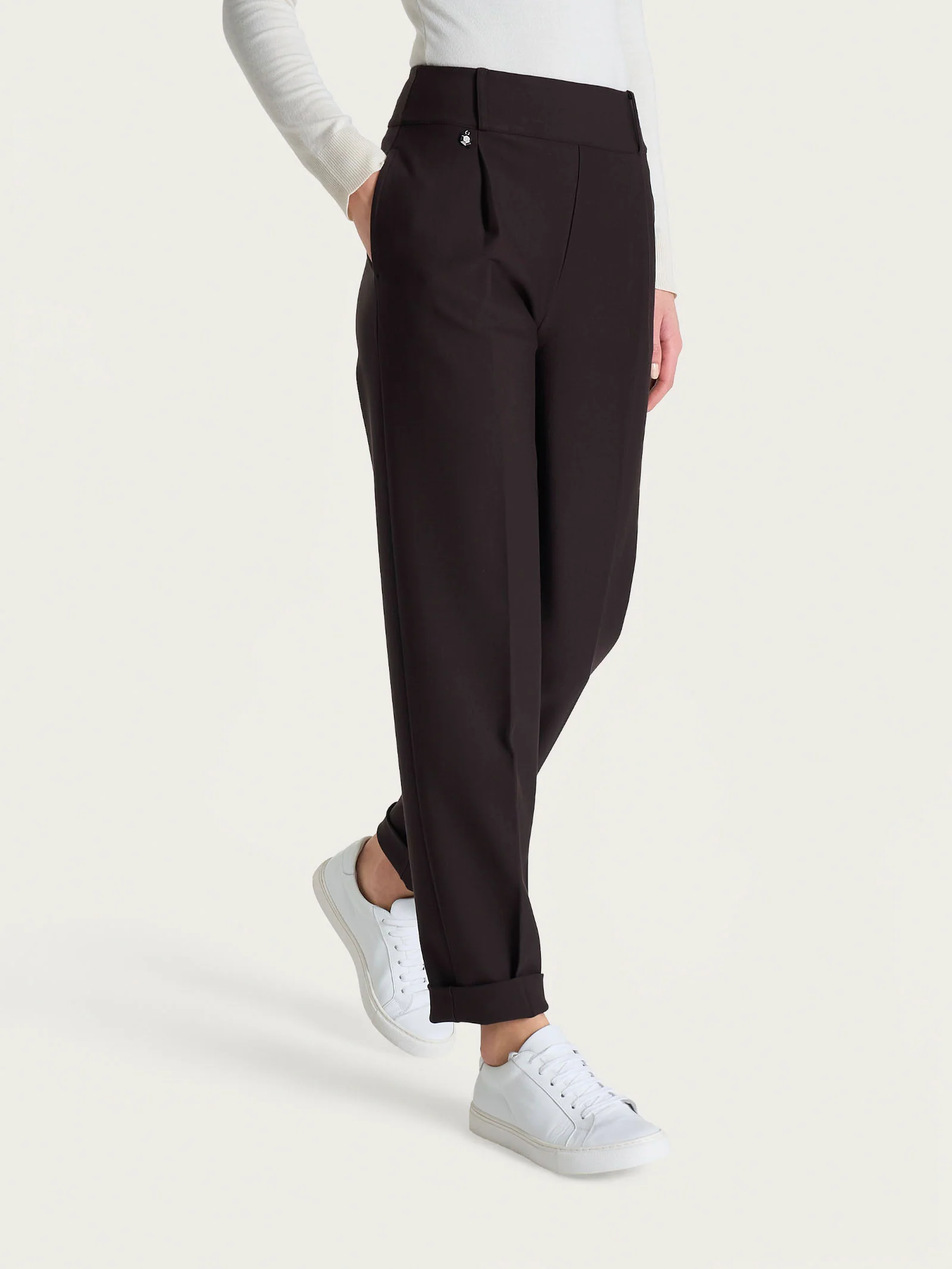 Pantalone a carota con tasche e pinces in Compact - Chocolate Torte - Image 2