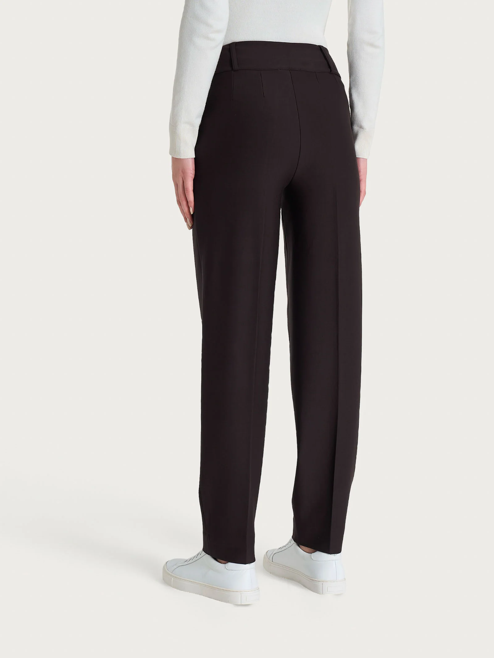 Pantalone a carota con tasche e pinces in Compact - Chocolate Torte - Image 3