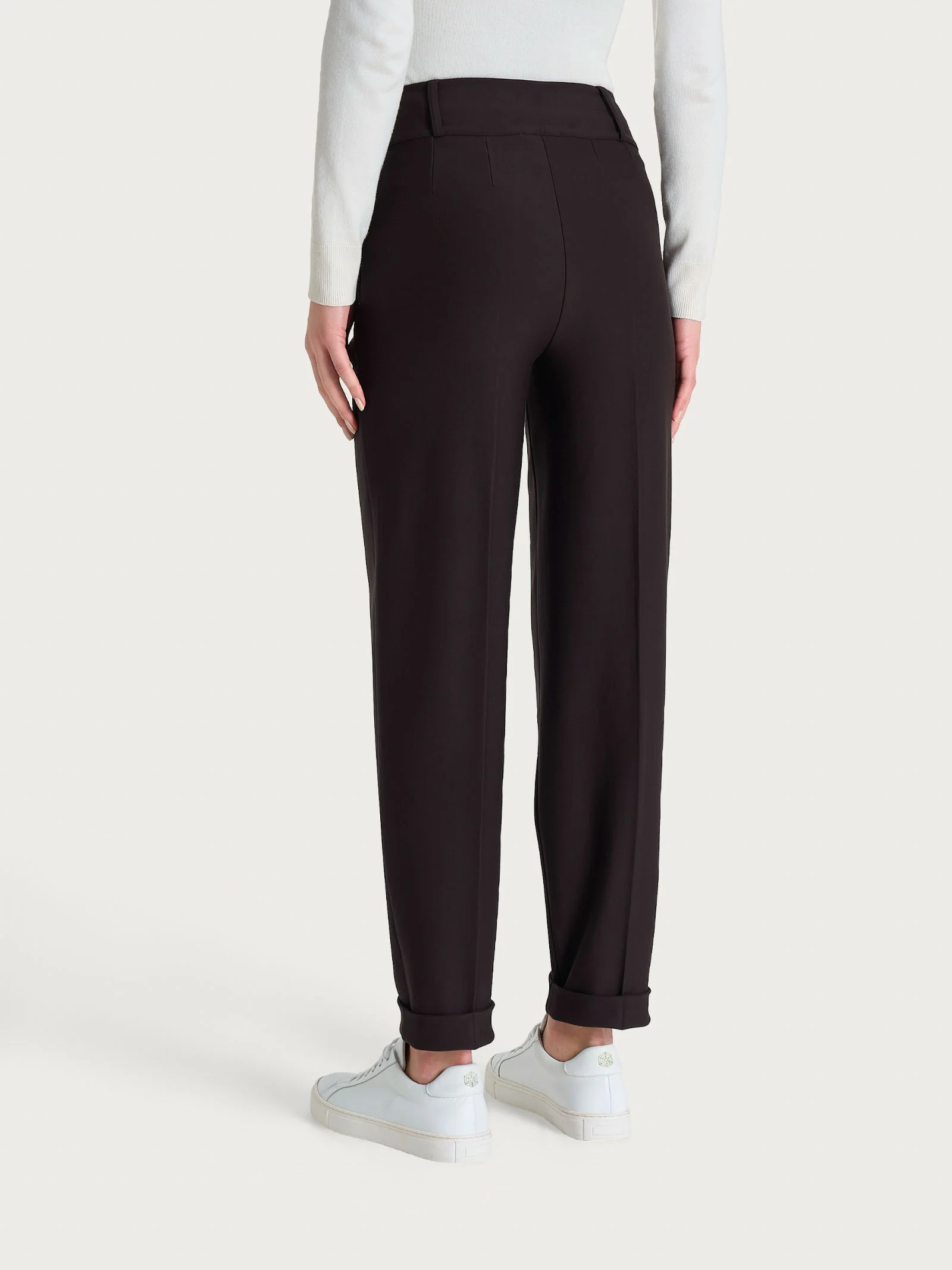 Pantalone a carota con tasche e pinces in Compact - Chocolate Torte - Image 4